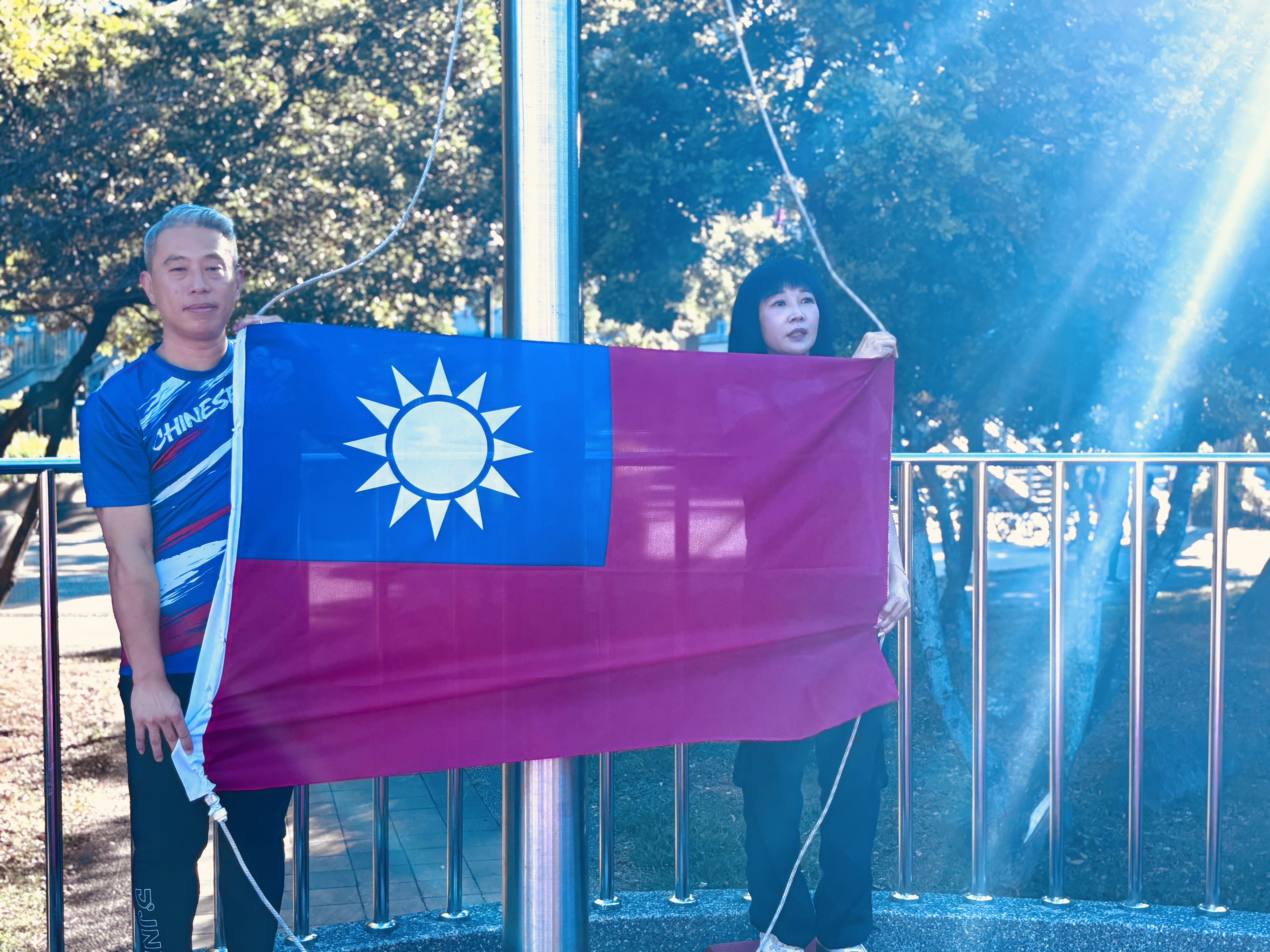 02.今年淑君阿姨特別邀請市狀運羽球競賽三冠王「曾冠一」擔任升旗手