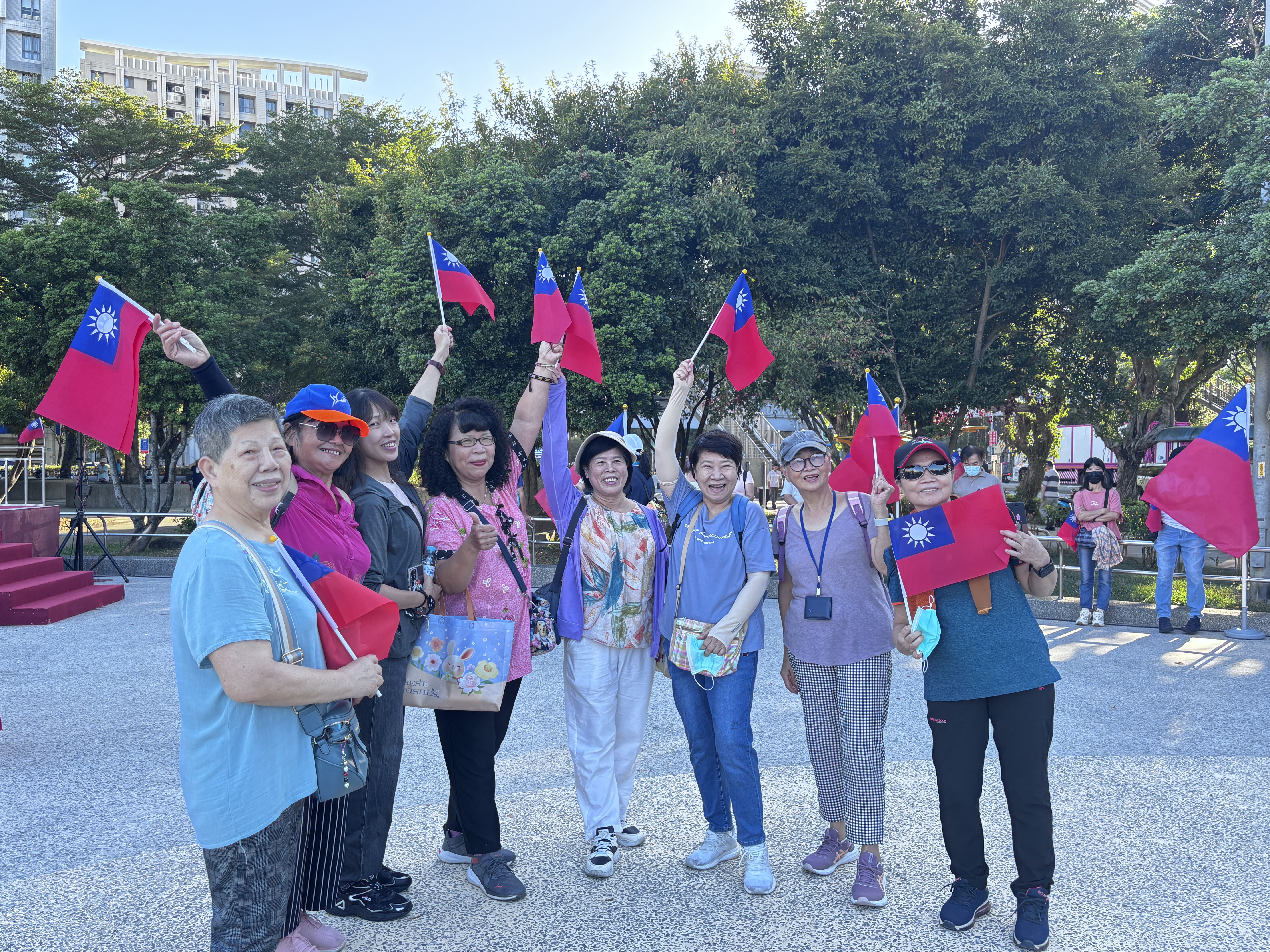 05.民眾們在活動現場熱旗揮舞旗幟、拍照留念慶賀2025國家生日！
