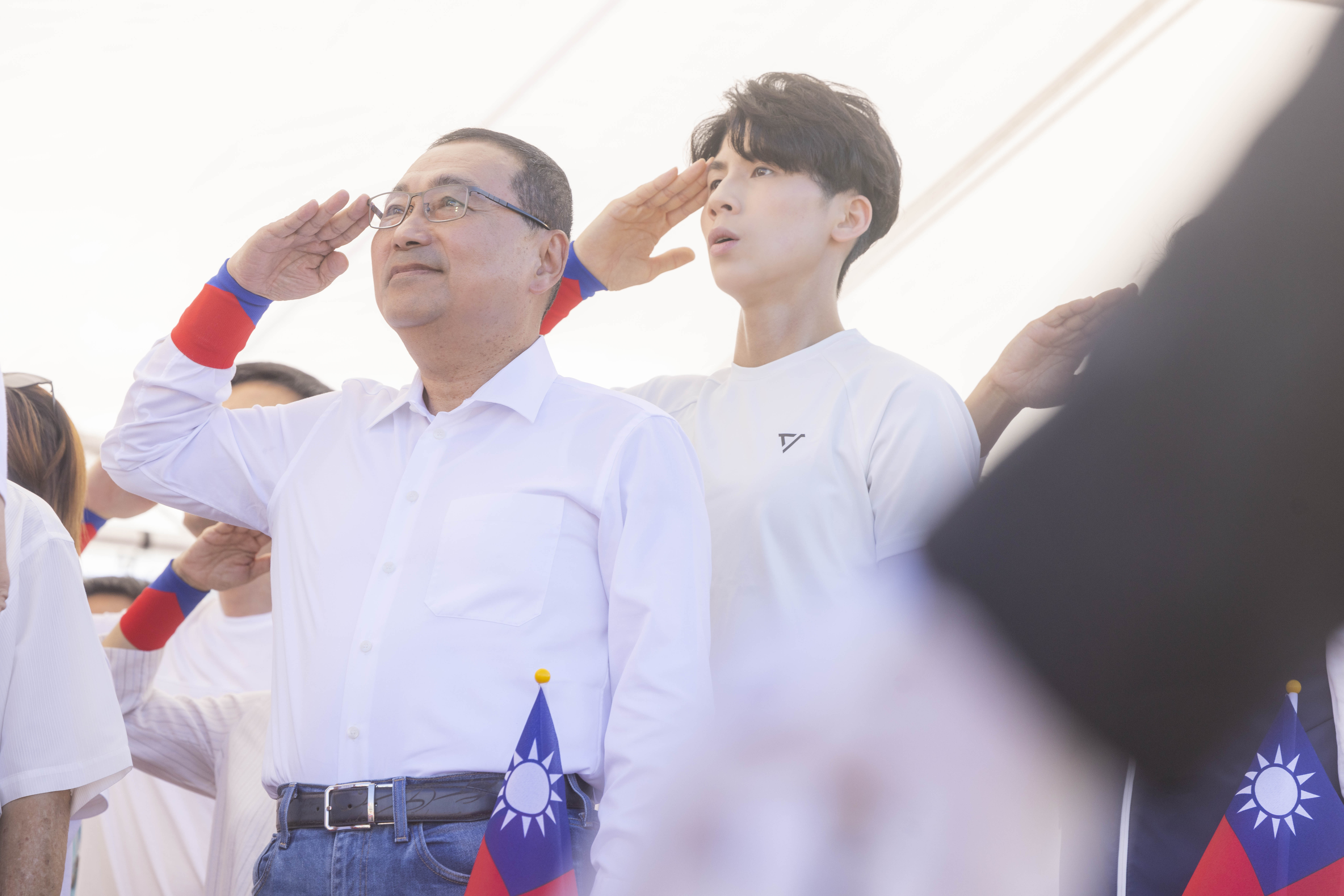 市長侯友宜與奧運拳擊金牌得主林郁婷同台，與民眾齊唱國歌，為中華民國慶生。