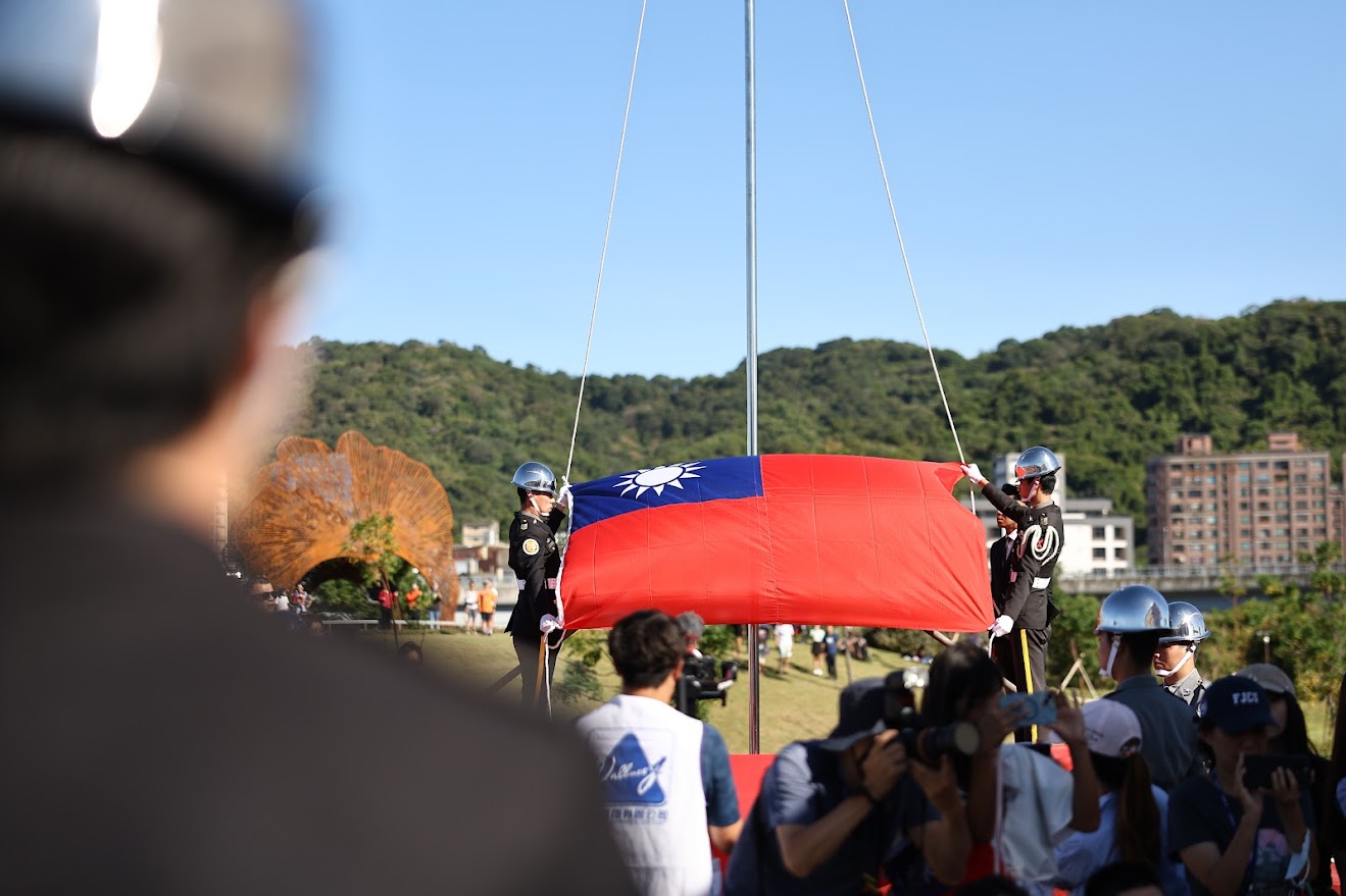 侯友宜說，國慶時刻讓彼此的關懷與理解成為社會前進的基礎，「從愛出發、從團結開始」，正是對國家最深的祝福。