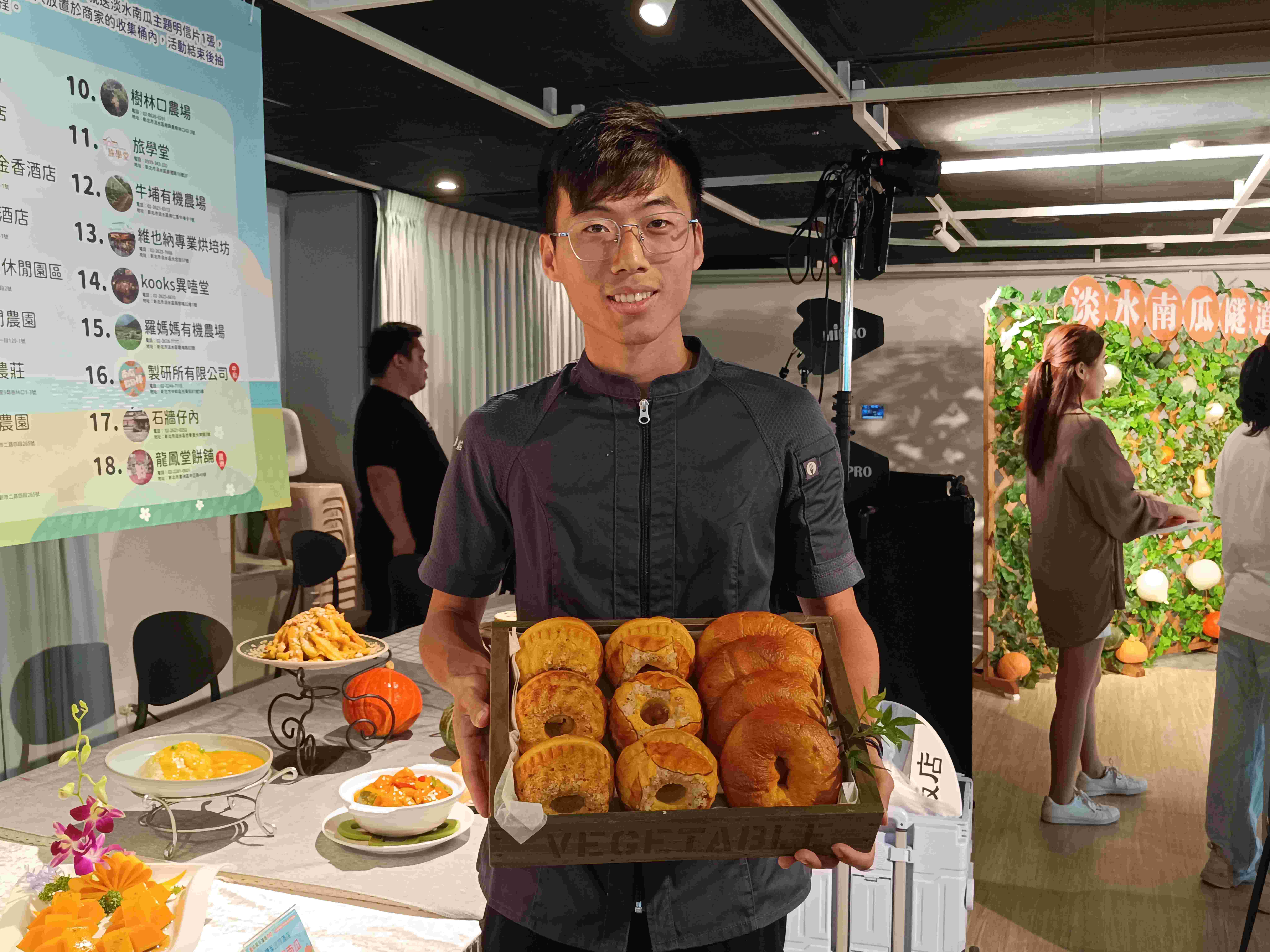 青農張哲岳會利用當季作物製作各式餐點，圖中利用南瓜製作貝果