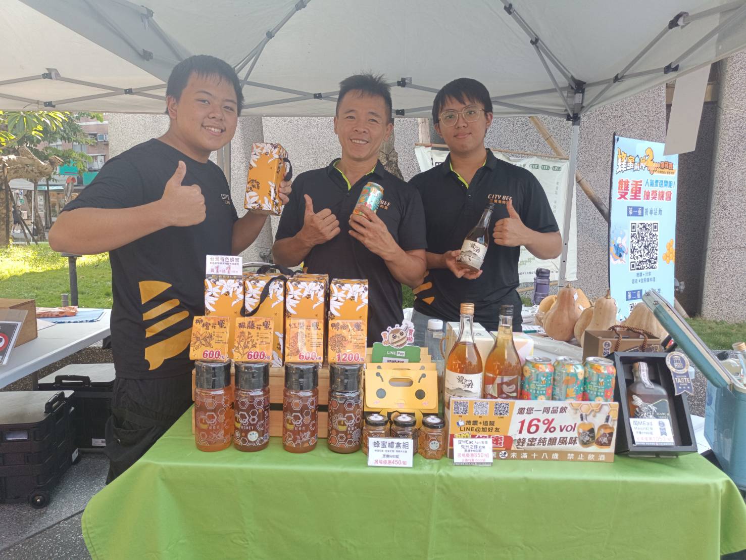 新北青農陳柏承（中）開發各式蜂蜜產品，並辦理蜂蜜食農體驗活動推廣新北優質蜂蜜