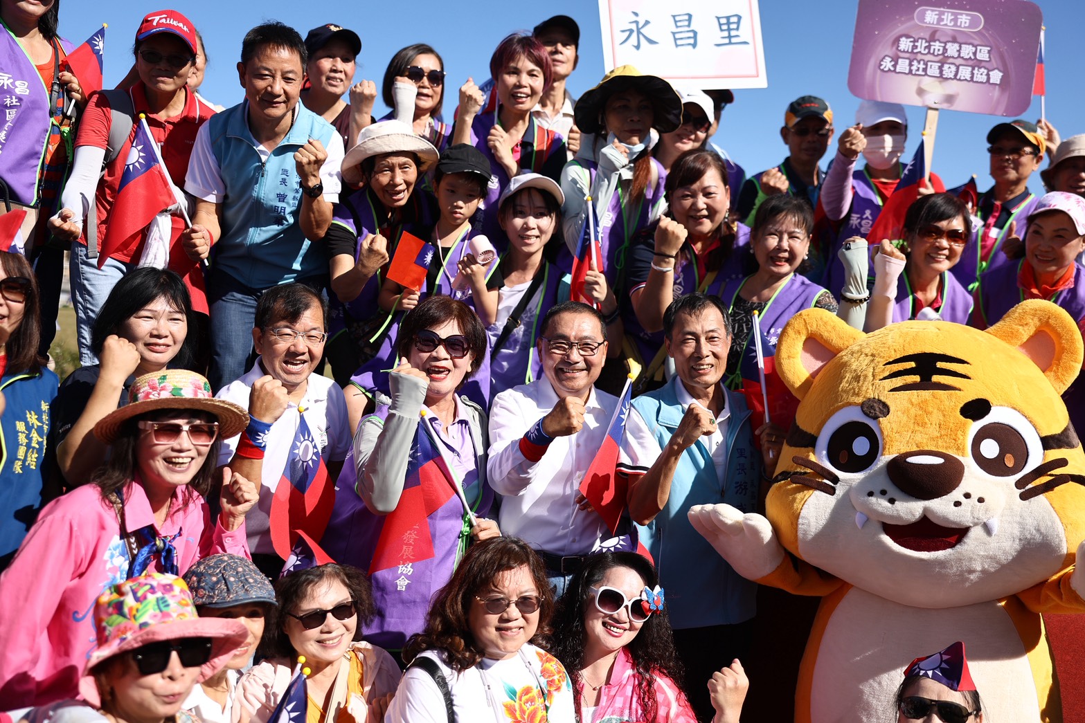 市長與市民共同合照，歡慶國慶。