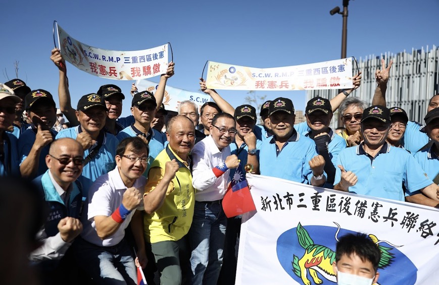 市長與今日表演團體、貴賓合照。