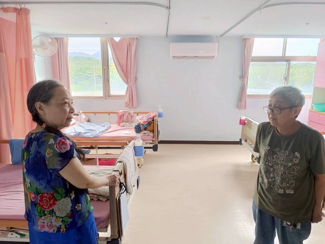 小梅(左)受到護理之家胡護理長(右)的鼓勵 從被照顧者變成照顧者