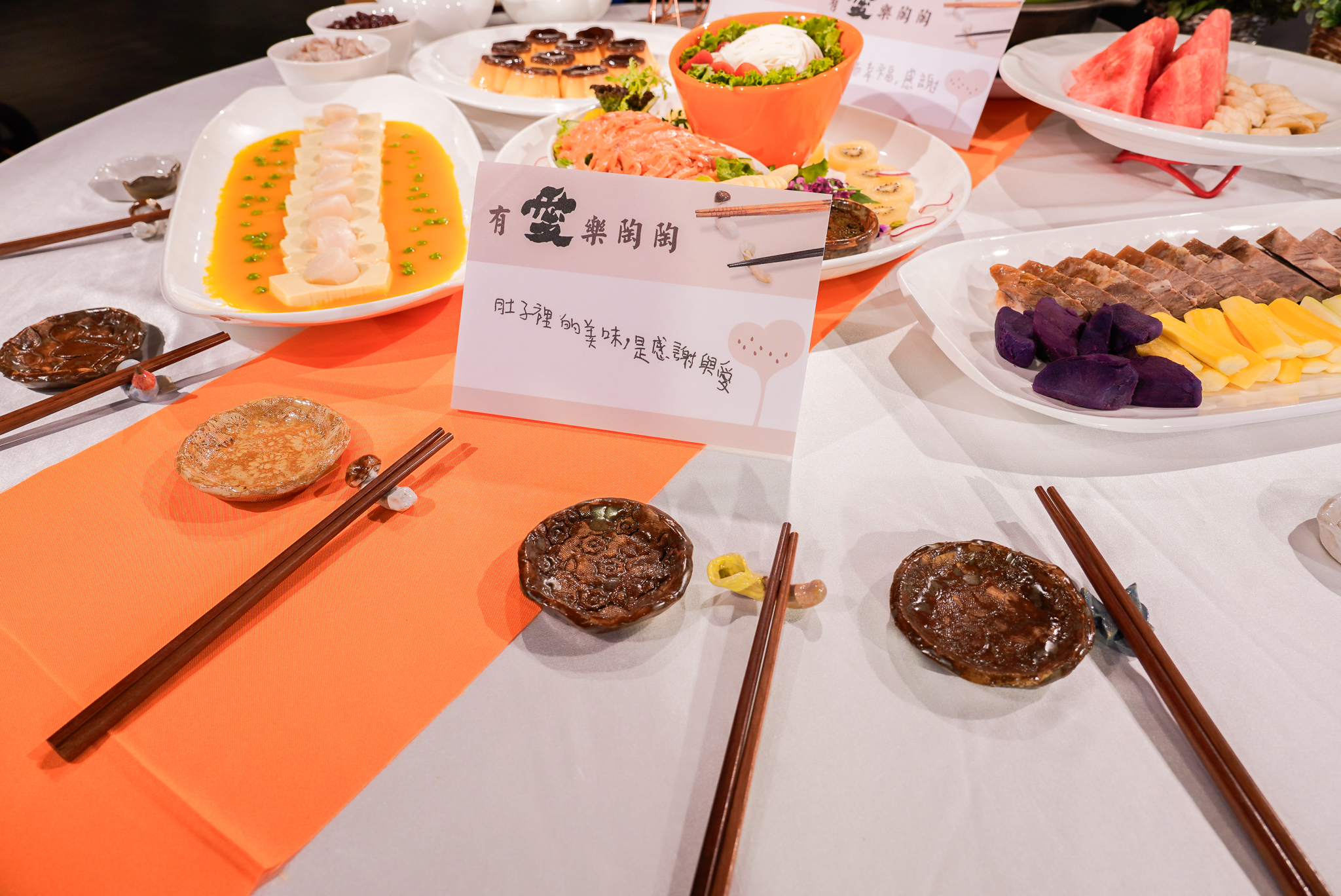 八里愛心教養院與將捷金鬱金香酒店跨界合作，推出「尊享樂活套餐」，餐桌上搭配的陶藝筷架與味碟，全由院生親手製作