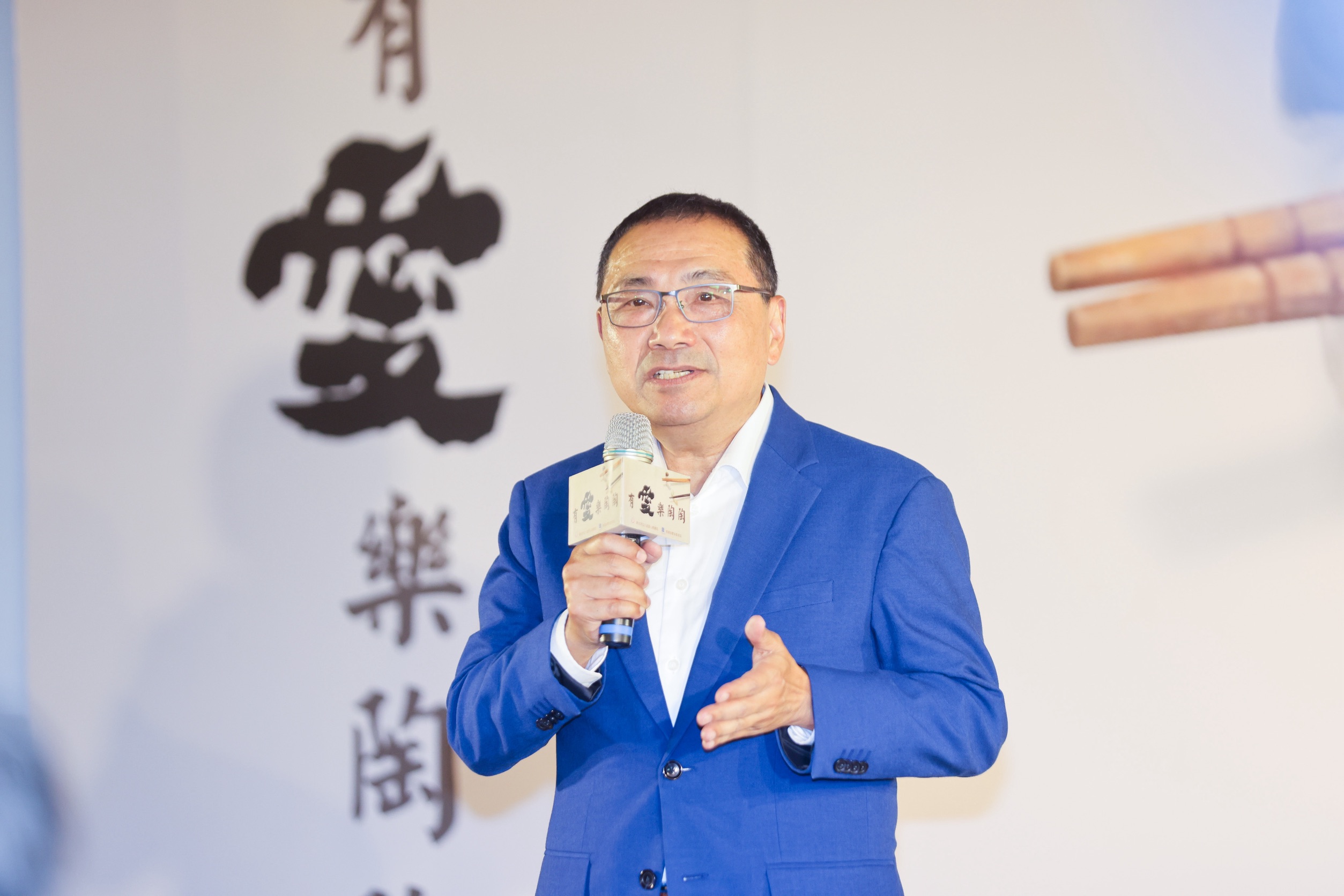 侯友宜表示，活動結合淡水在地文化與企業社會責任，展現跨界合作的力量，院生們創作具生命韌性的「馬偕宴」陶藝筷架。