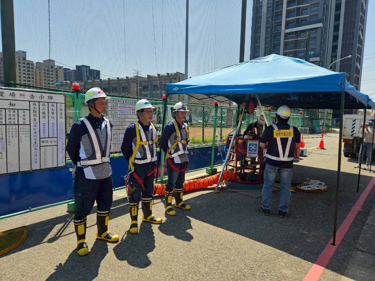 下水道局限空間出入坑作業評鑑演練，廠商展現專業與紀律，獲得評審肯定