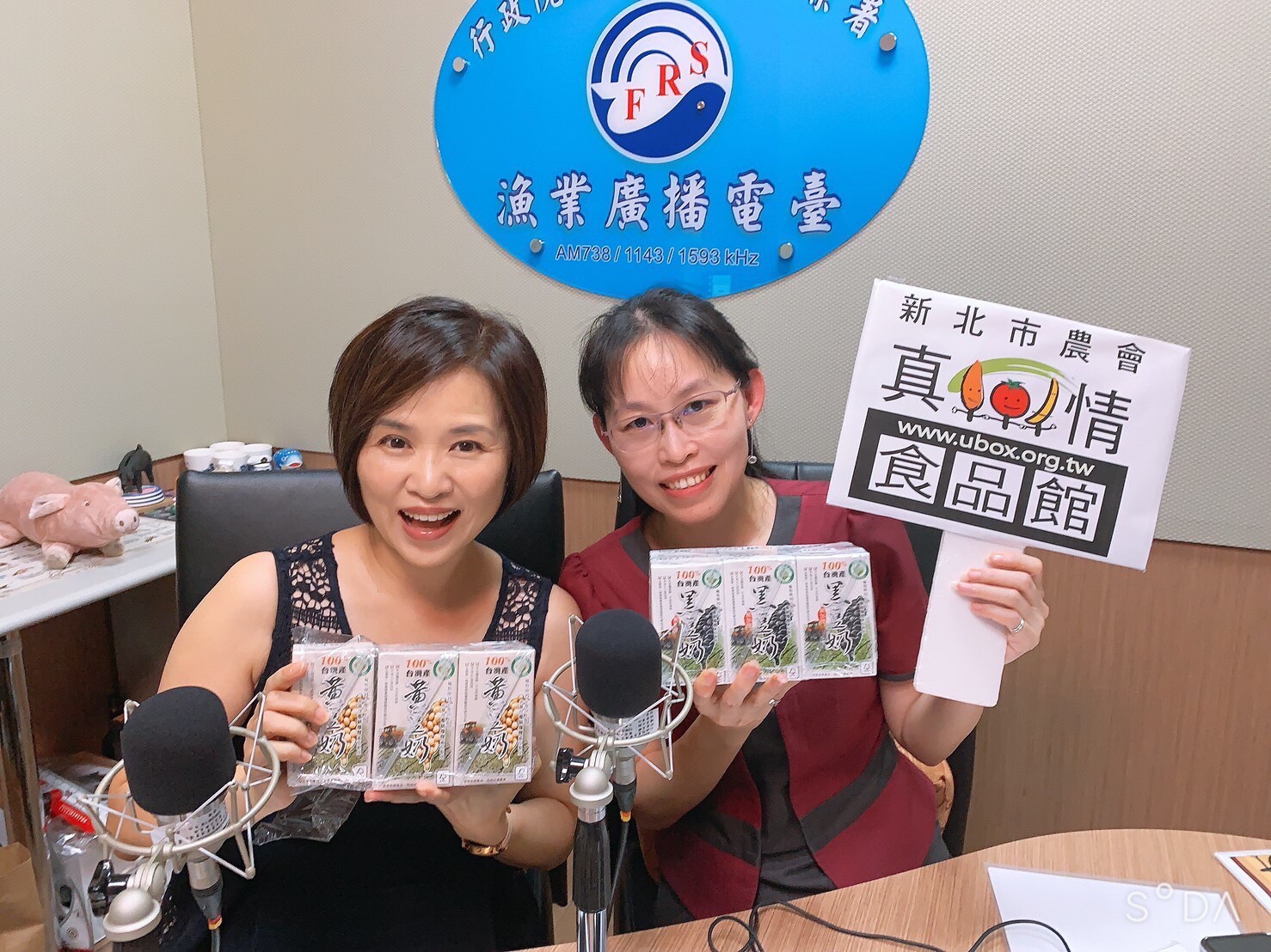張麗梅總幹事(右1)電台受訪，致力推廣農特產品