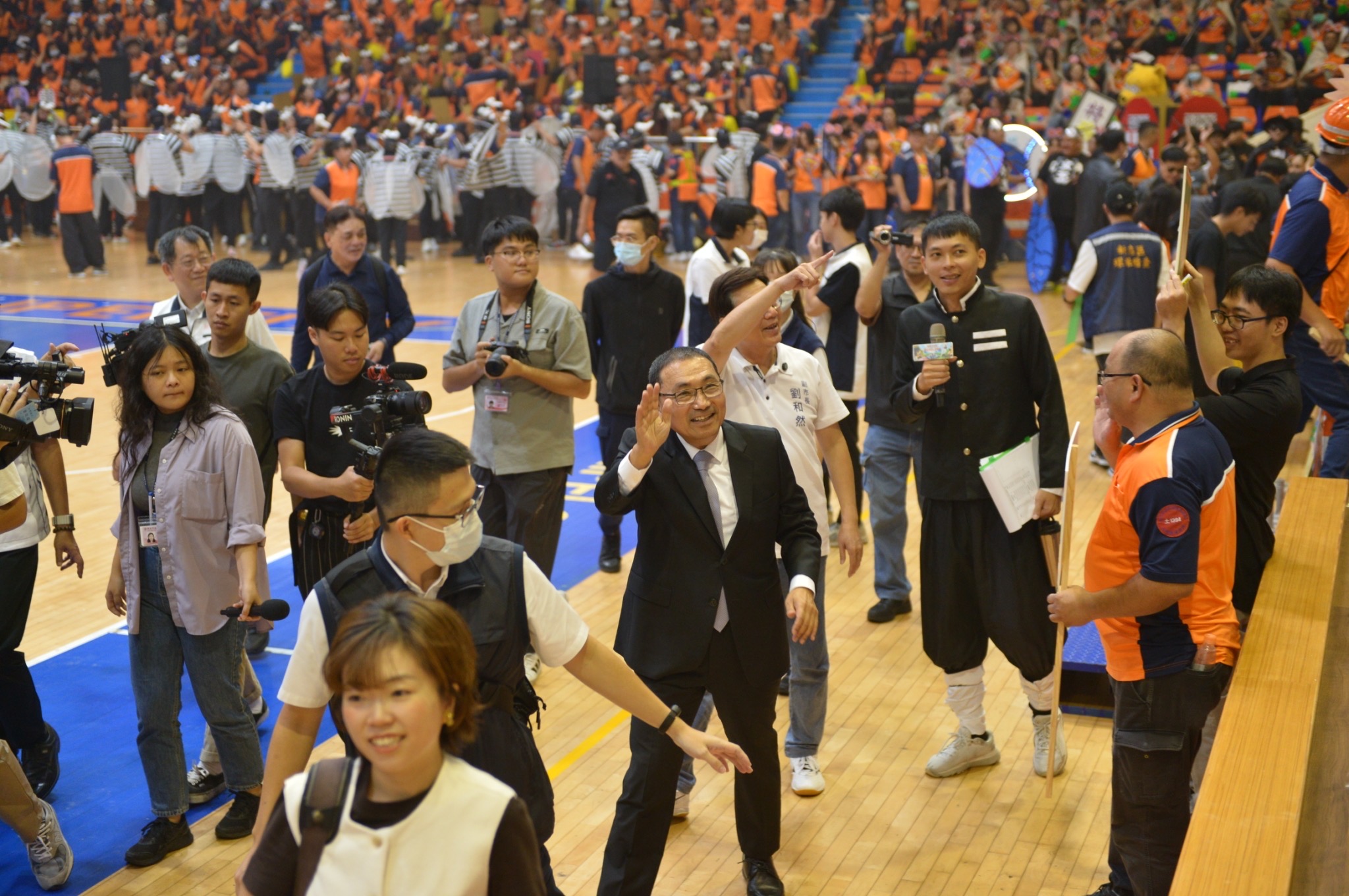 市長與在場隊員揮手致意熱情招呼