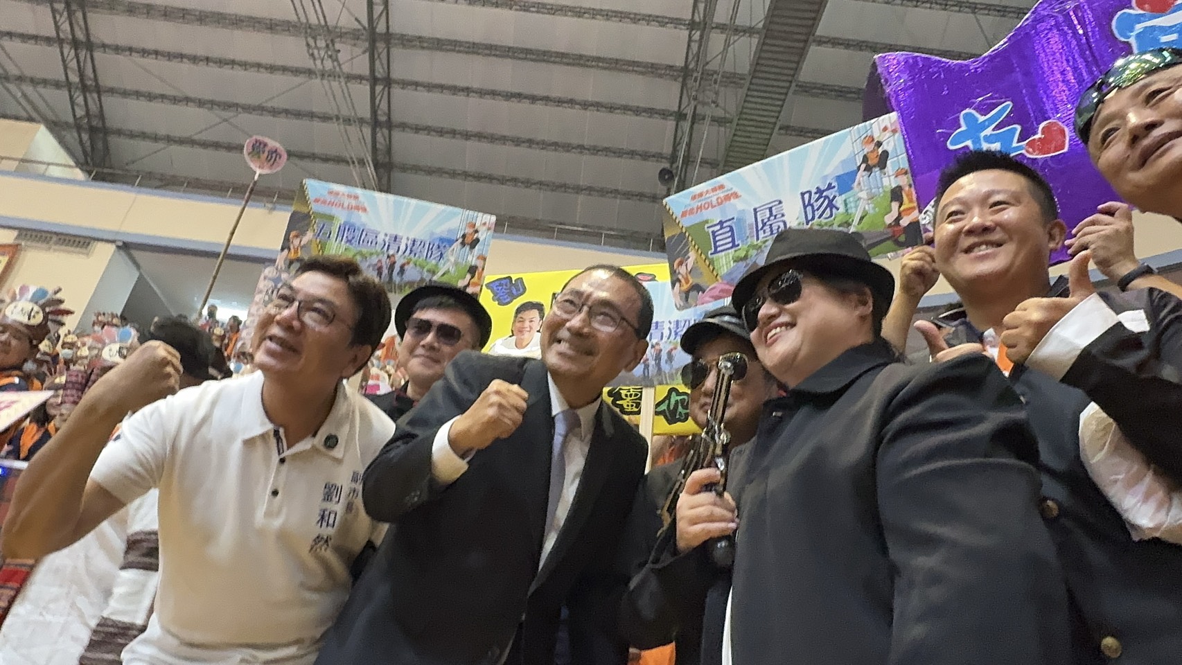 市長與隊員熱情互動合影