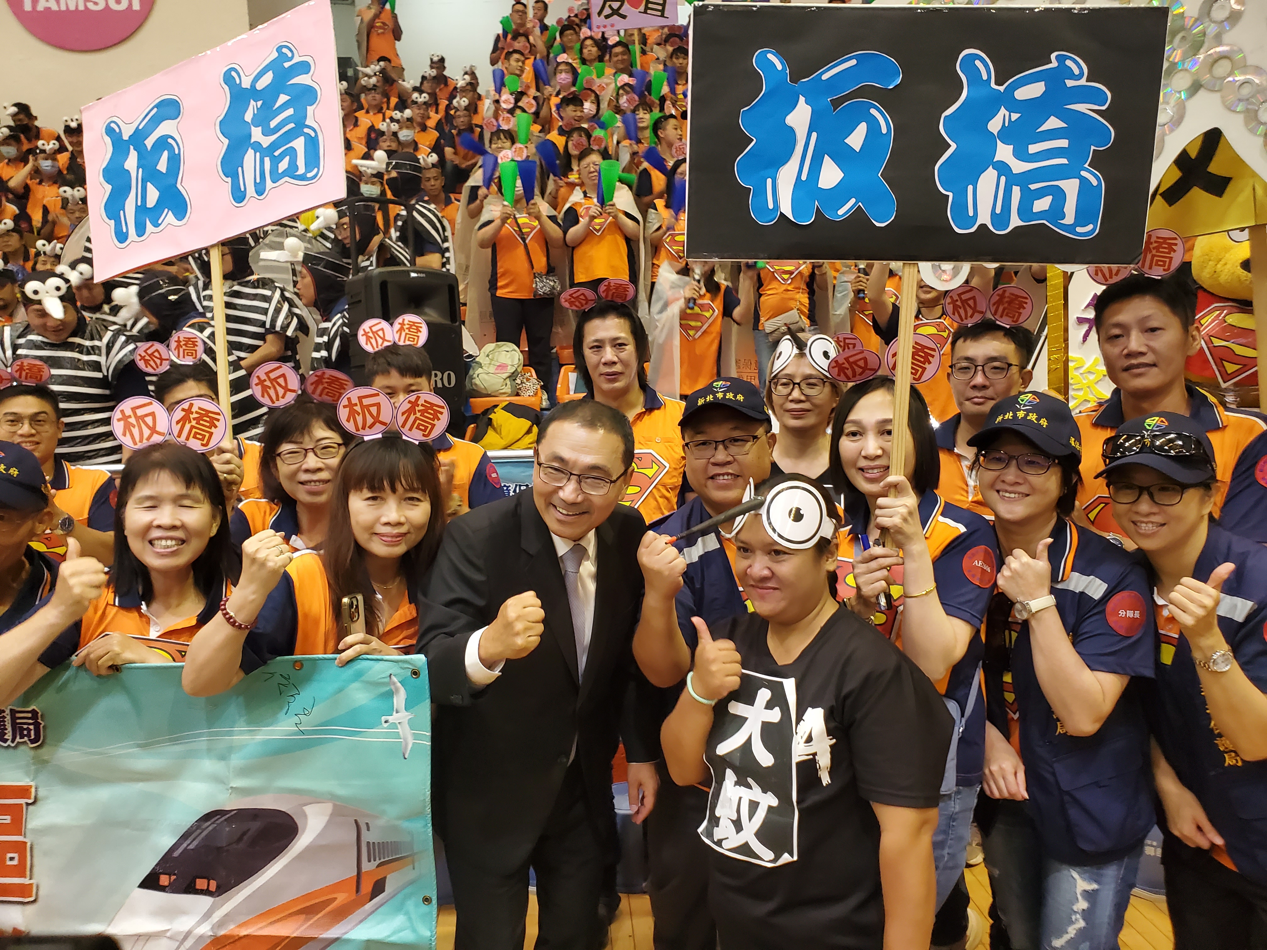 市長與隊員親切互動