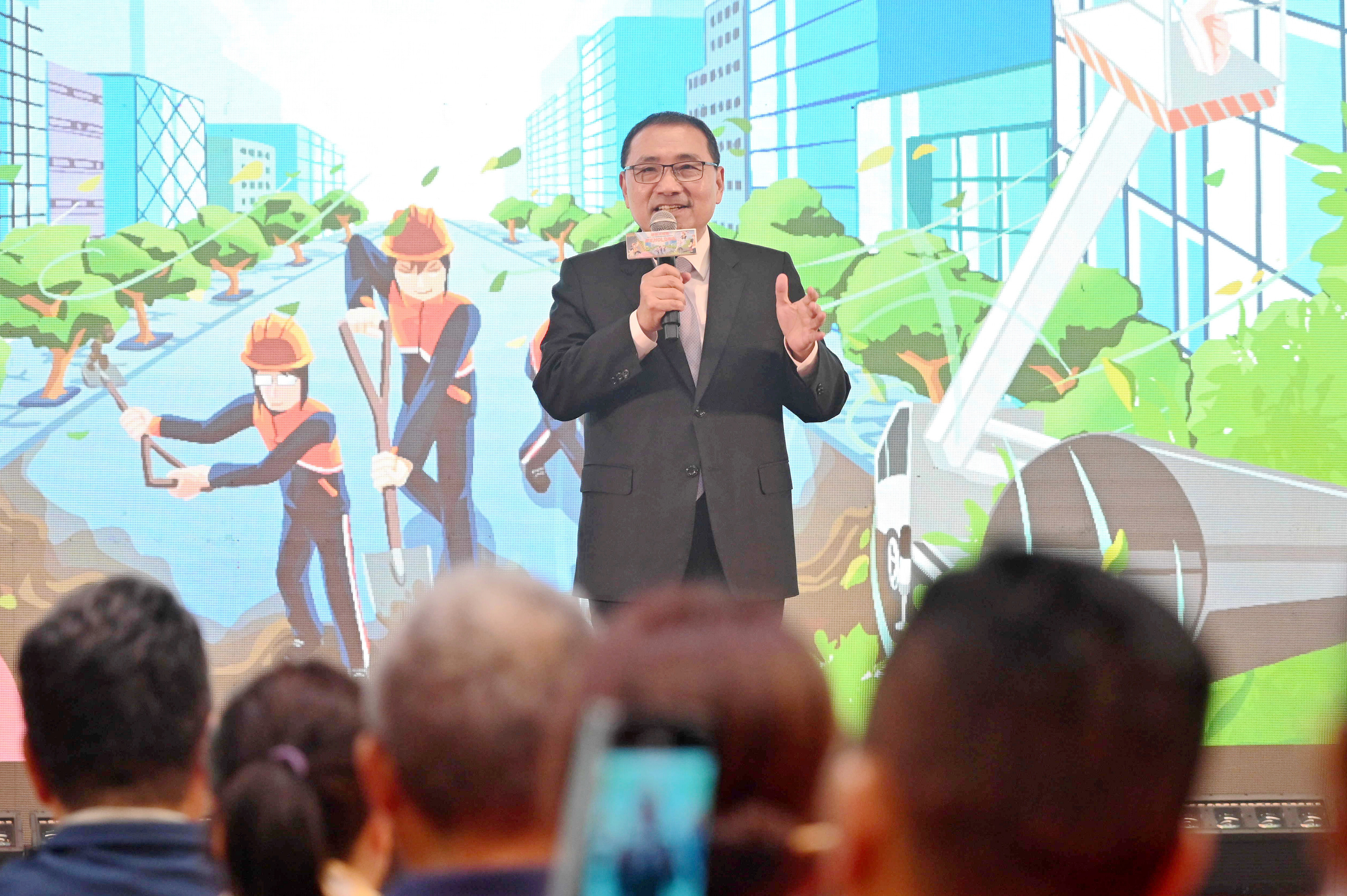 環保局今（15）日舉辦「114年清潔隊員節暨績優清潔人員表揚活動」，新北市長侯友宜向全體清潔夥伴致上敬意。
