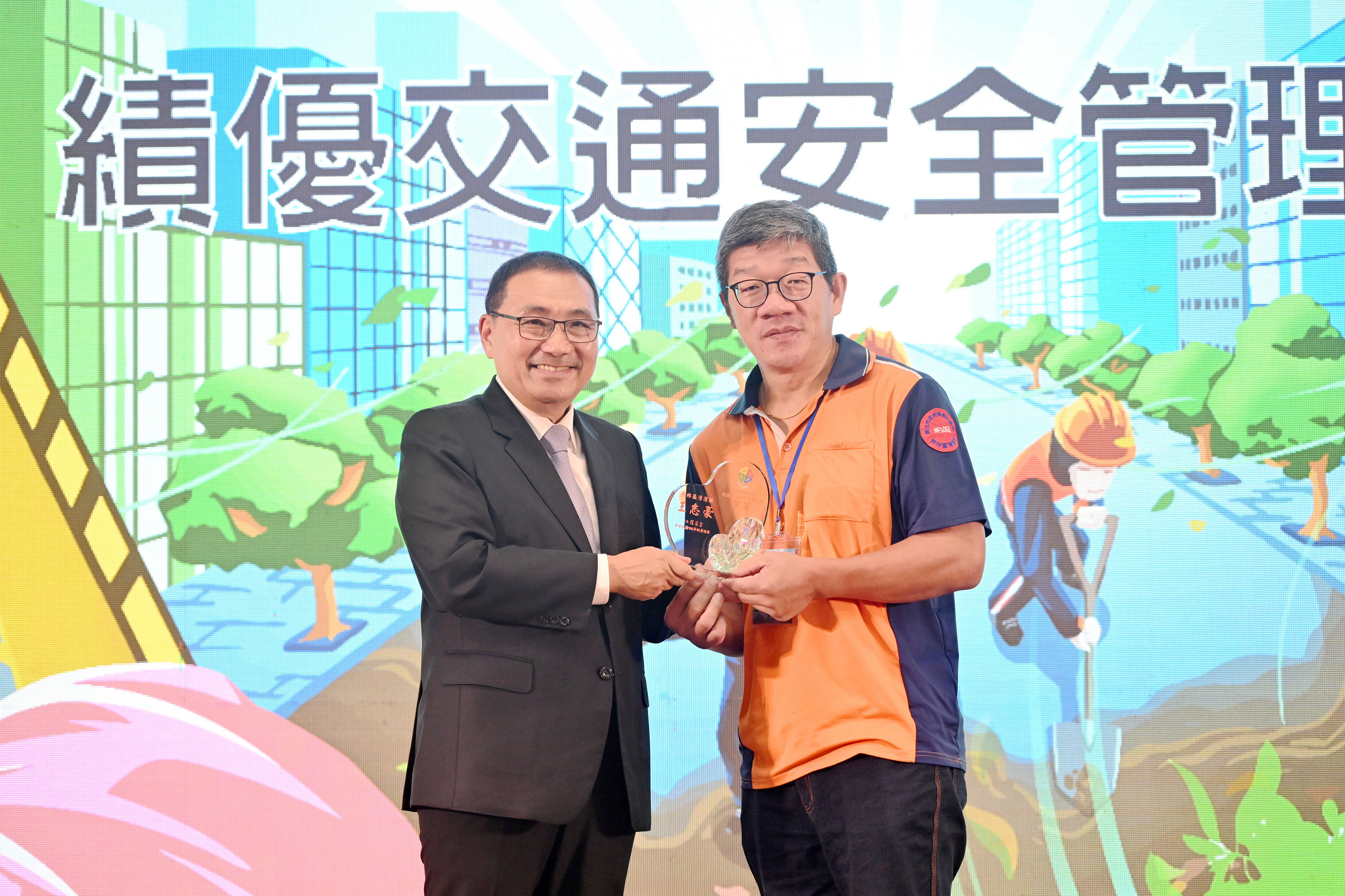 市府自明（115）年起，分四年新增227名清潔隊員、添購88輛清潔車輛，做新北市清潔隊的最佳後盾。