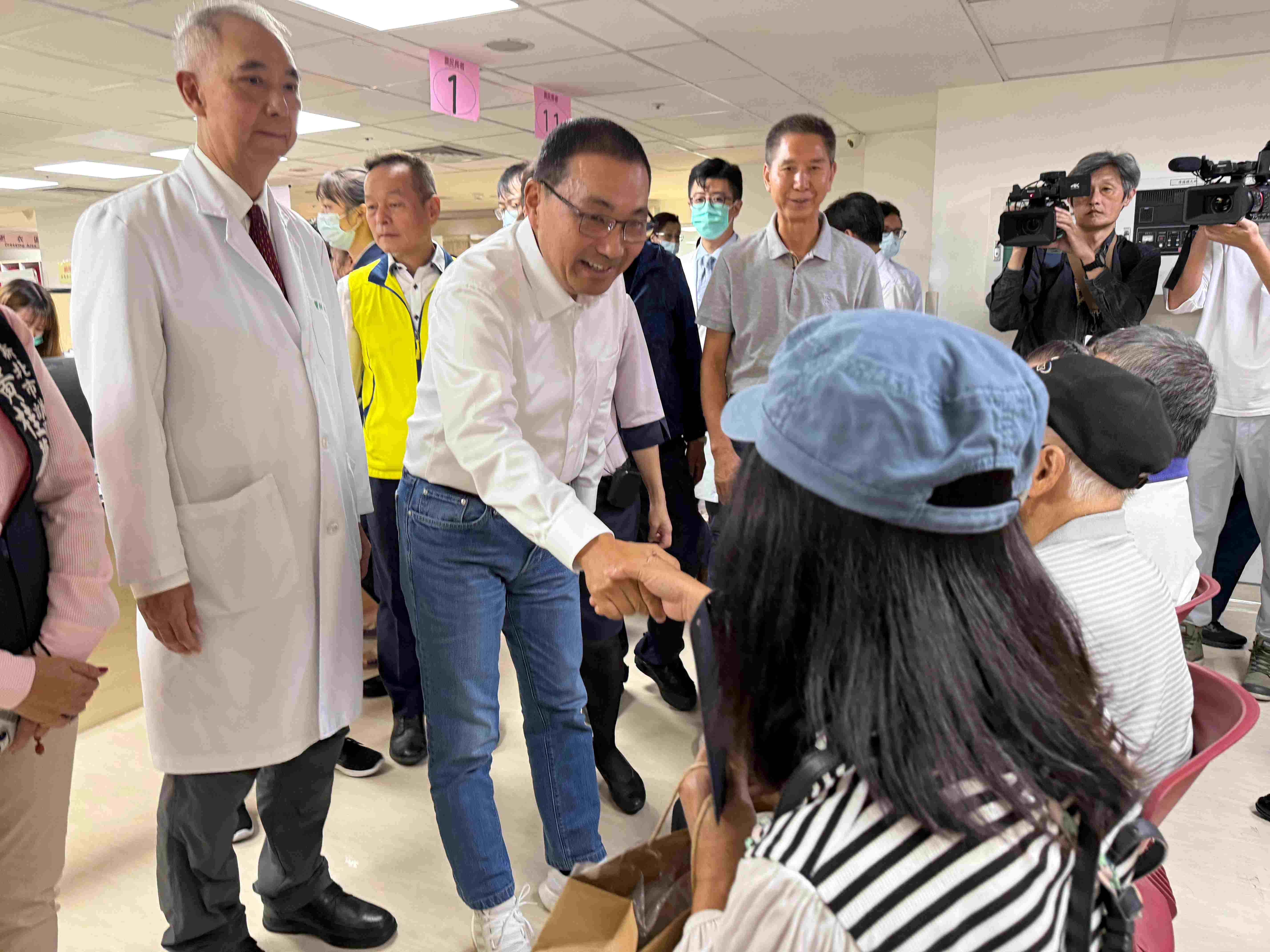 市長侯友宜今(16)日到新北市立聯合醫院三重院區訪視關懷農漁民長者健康檢查