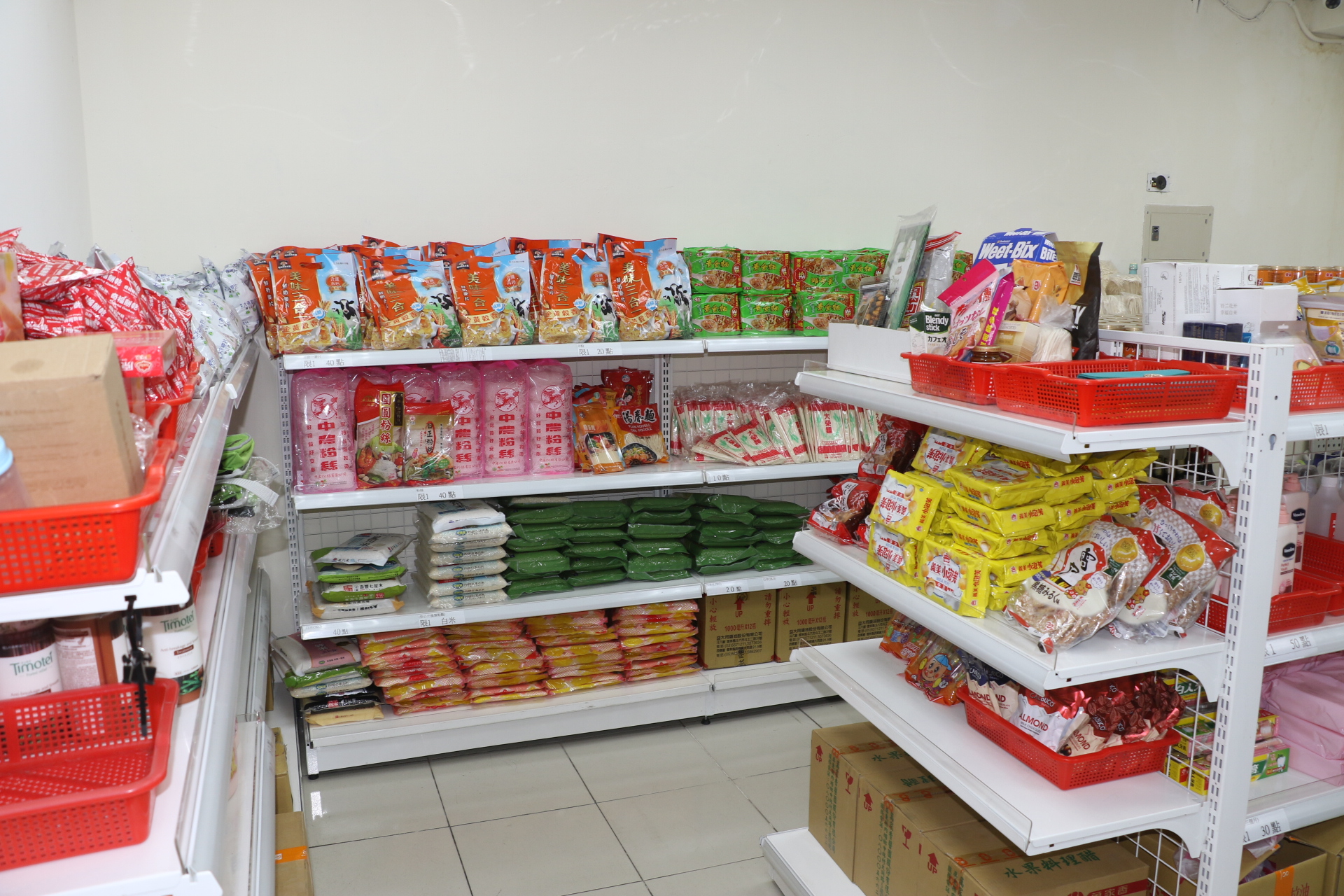 新北忠信食物銀行貨架上有3分之2是食品