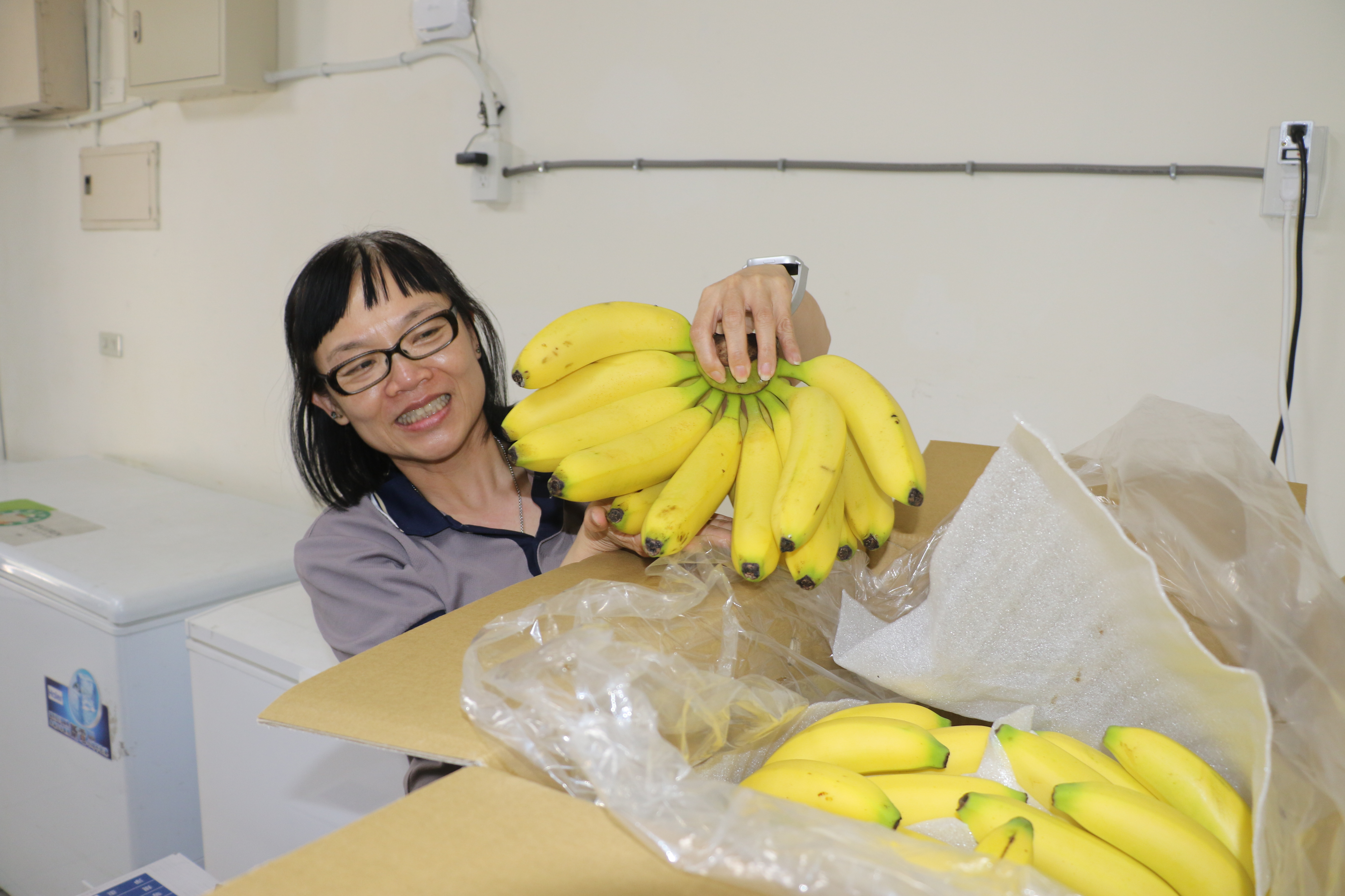  新北忠信食物銀行主任蕭歆頤收到善心企業捐贈的上等香蕉相當開心