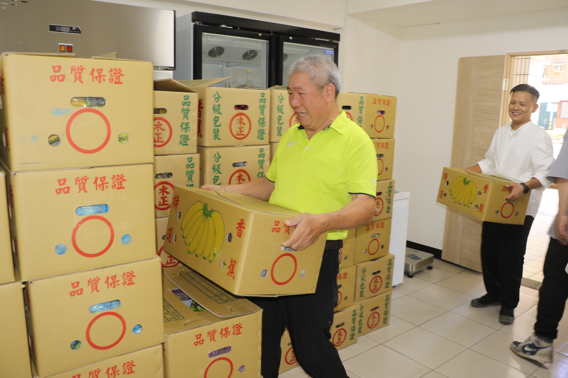新北忠信食物銀行收到大量的蔬果 會立即透過網絡單位 轉送給社福團體、共餐單位、小衛星等