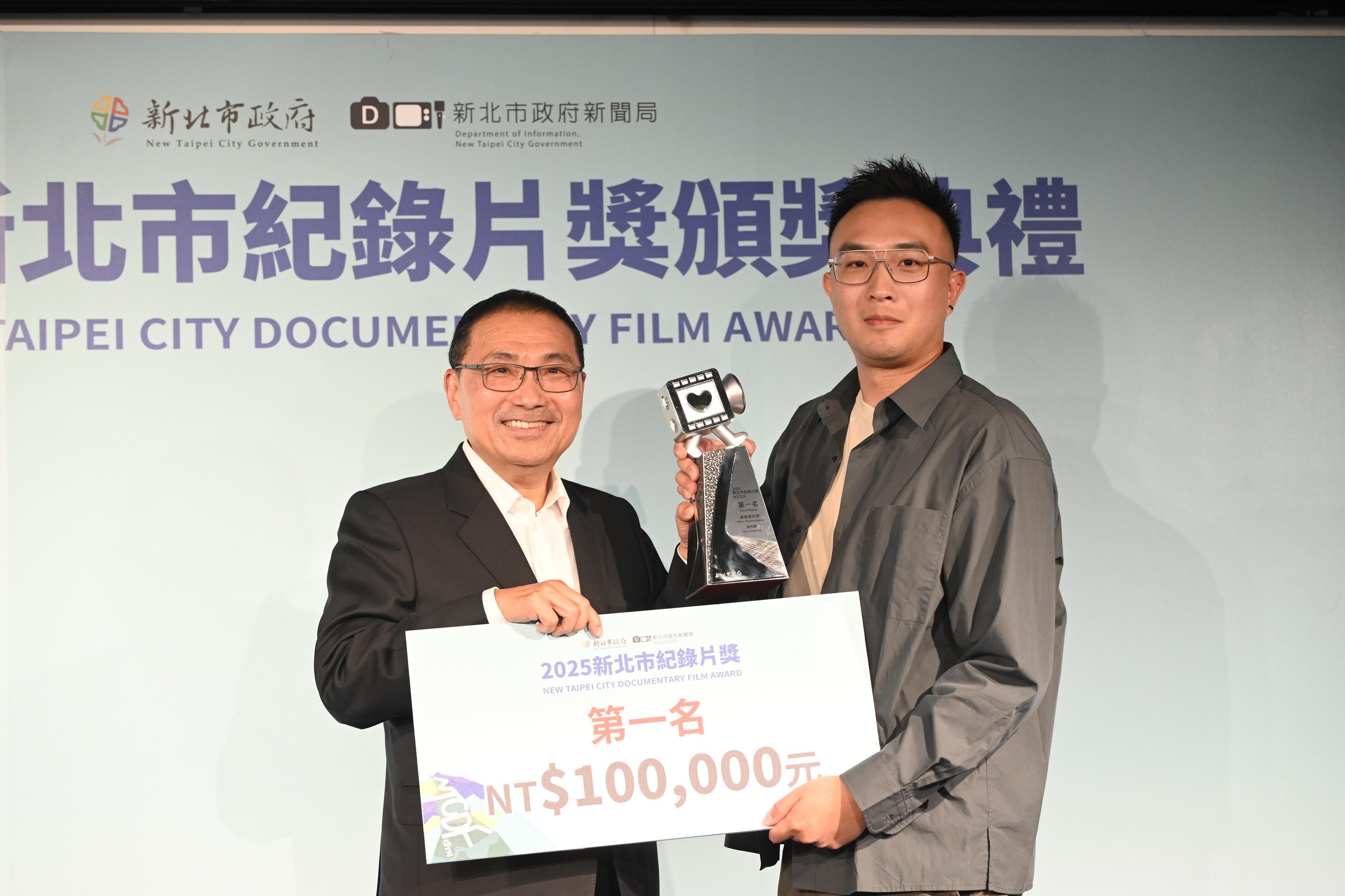 侯友宜頒發今年首獎予探討蜜蜂生態危機的齊柏林環境紀錄獎《讓蜜蜂回家》導演徐仲彥。