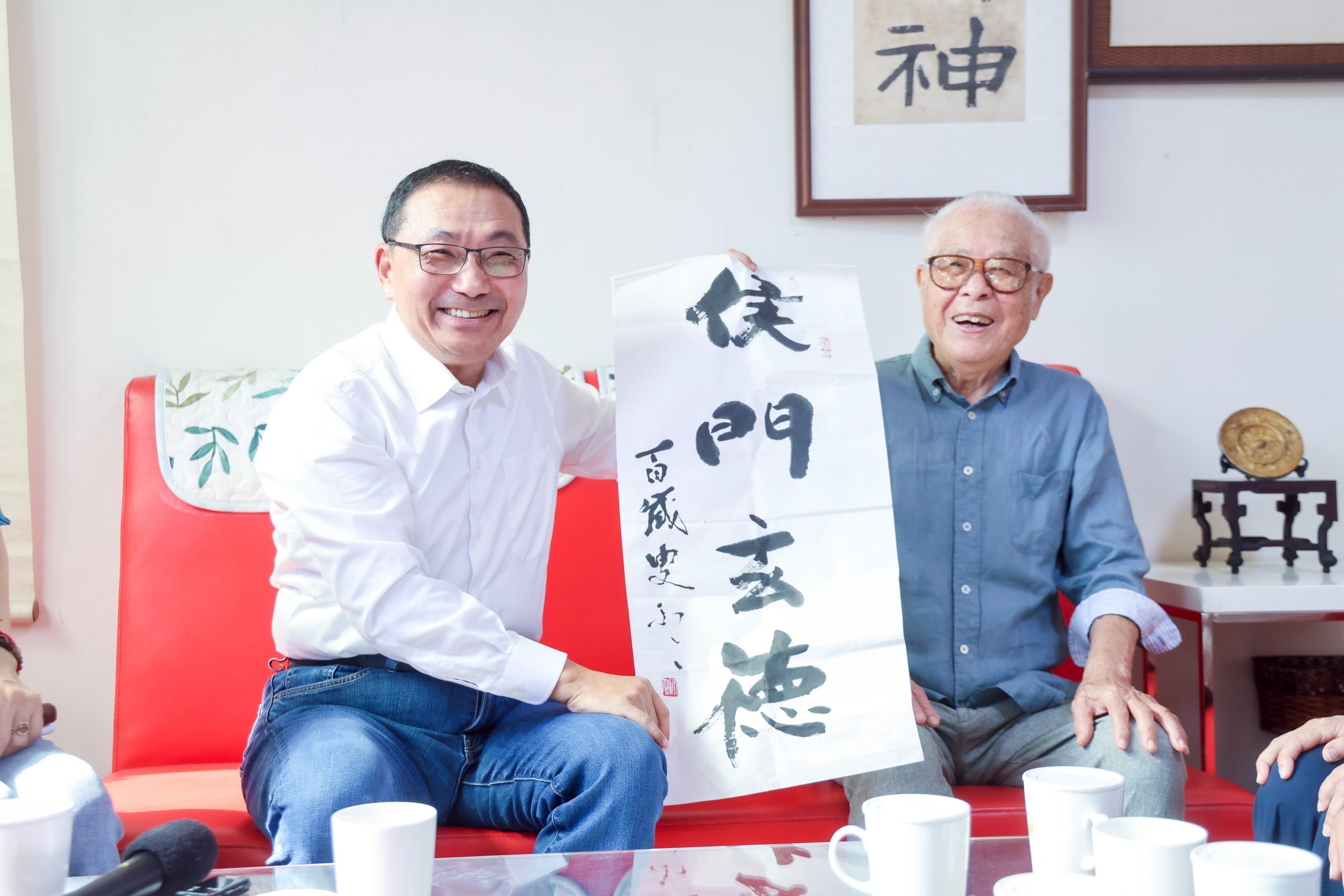沈伯伯回贈侯友宜一幅親筆書法「侯門玄德」。