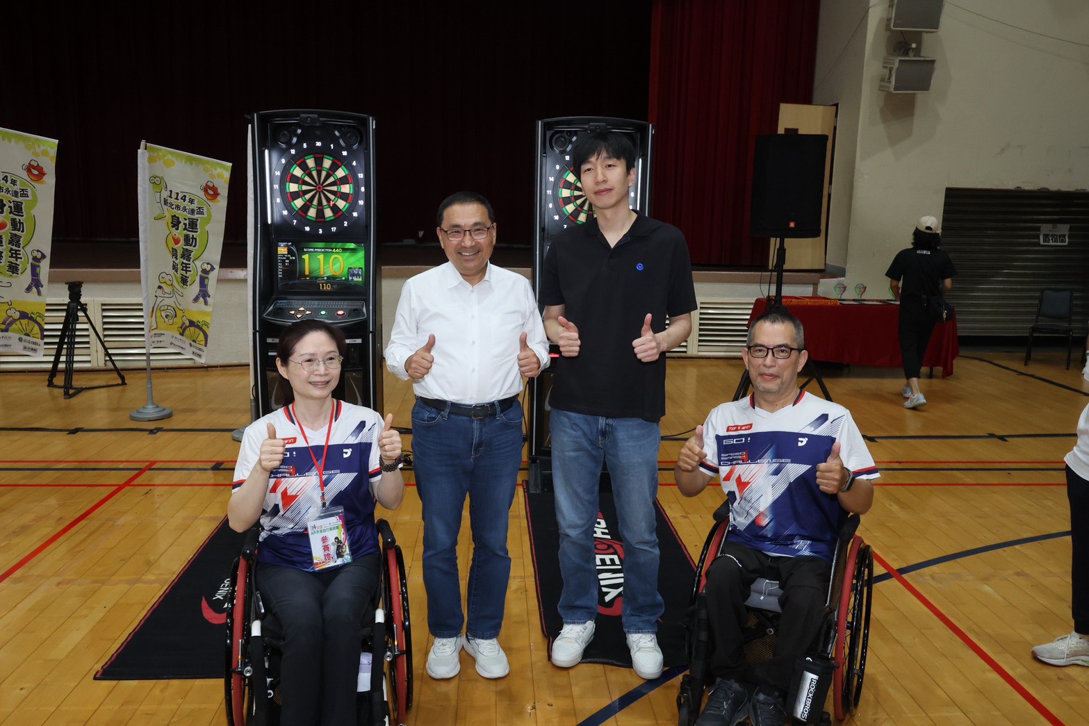 左起：陳芳玉選手、侯友宜市長、永達保經吳柏瑨特助、李天送選手，一同體驗電子飛鏢