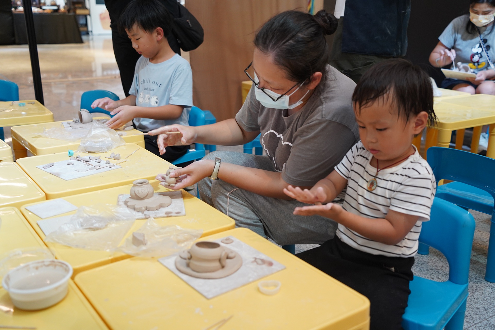 首次納入鶯歌88人文百貨為活動場域，規劃陶瓷展售會及手作體驗活動，可以看到現場許多小朋友聚集在DIY手作區，專注彩繪、創作屬於自己的陶杯與陶盤
