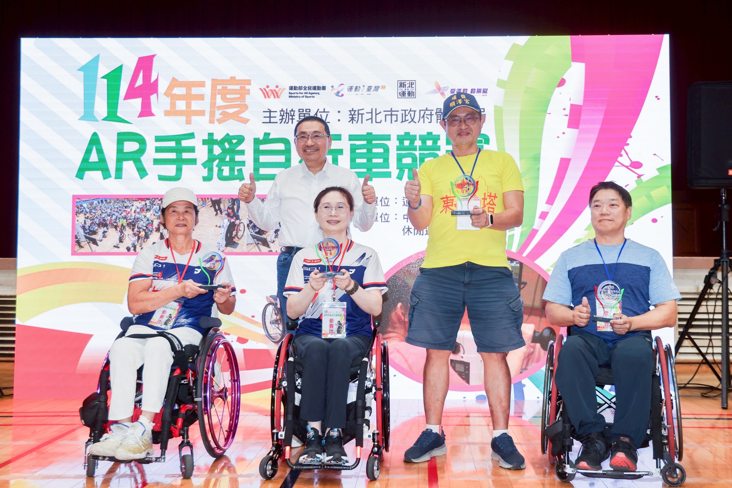 侯友宜頒獎予「AR手搖車總決賽」男女組冠亞軍。