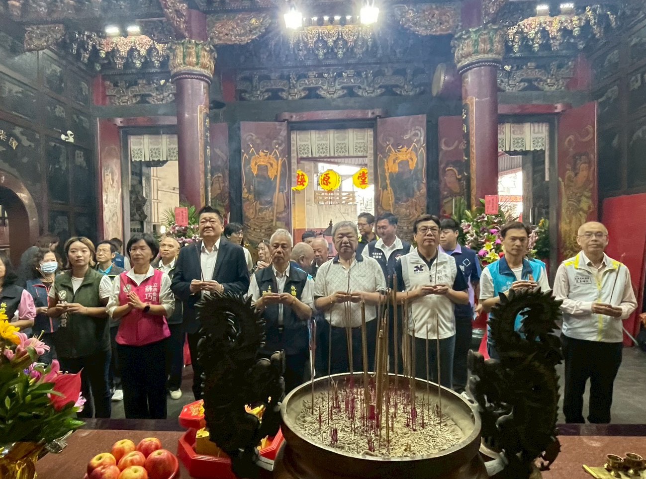 新北副市長劉和然今(19)日接源堂參拜祈福，並祈願新北市政順利推展、市民安居樂業。