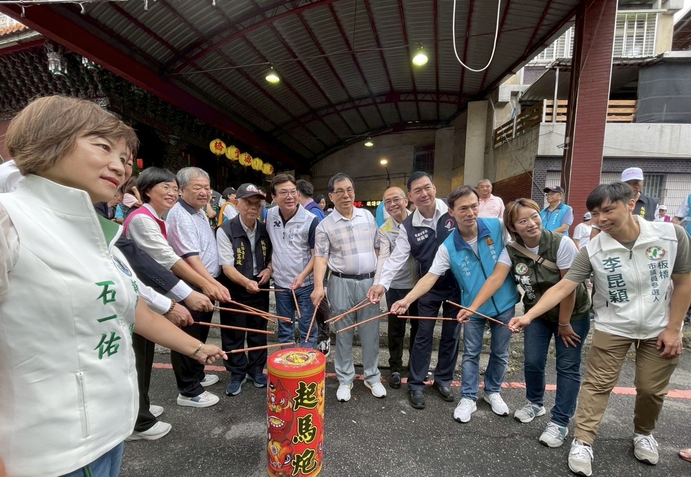 劉和然親自點燃起馬炮，恭祝創廟153週年圓滿順利。