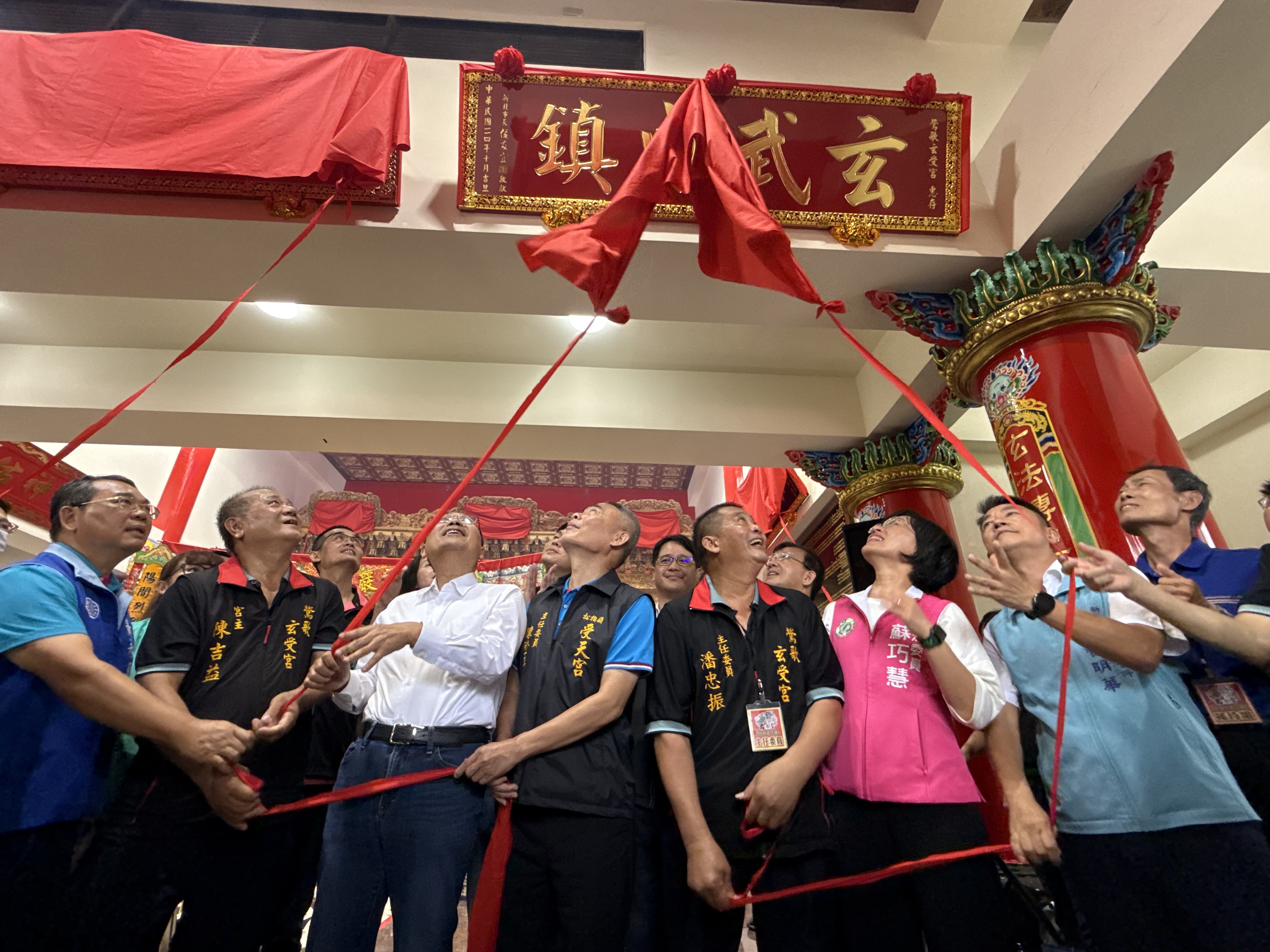 為感謝廟方長年付出，特別頒贈題有「玄武威震」匾額予以廟方，期盼廟方持續發揮正向能量。