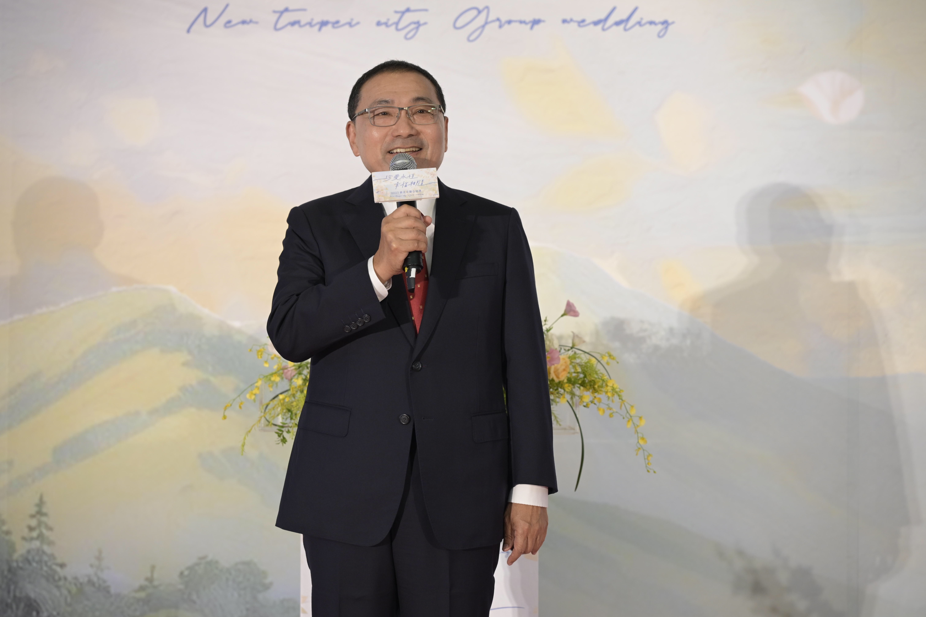 今天(19)日市長侯友宜、副市長劉和然和花童們一同入場，象徵幸福啟程，為2025新北聯合婚禮揭開浪漫序幕。