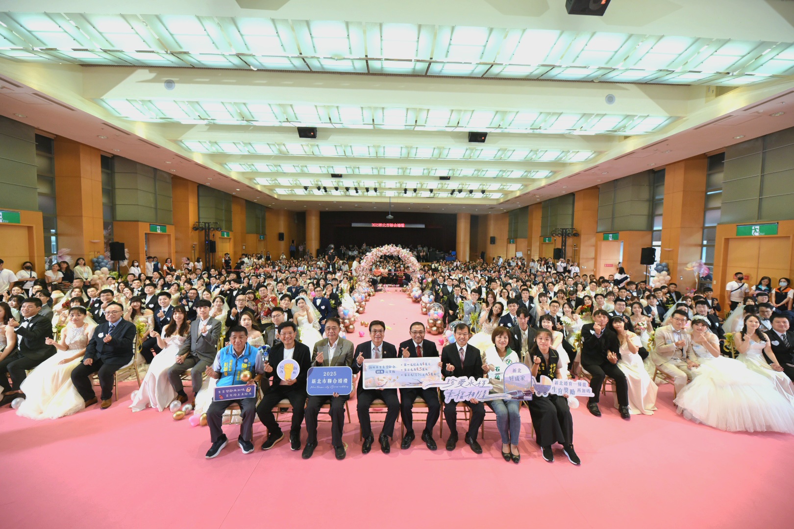 102對新人在市長侯友宜、副市長劉和然的見證下，互許終身、交換誓言，現場洋溢著滿滿幸福與祝福。