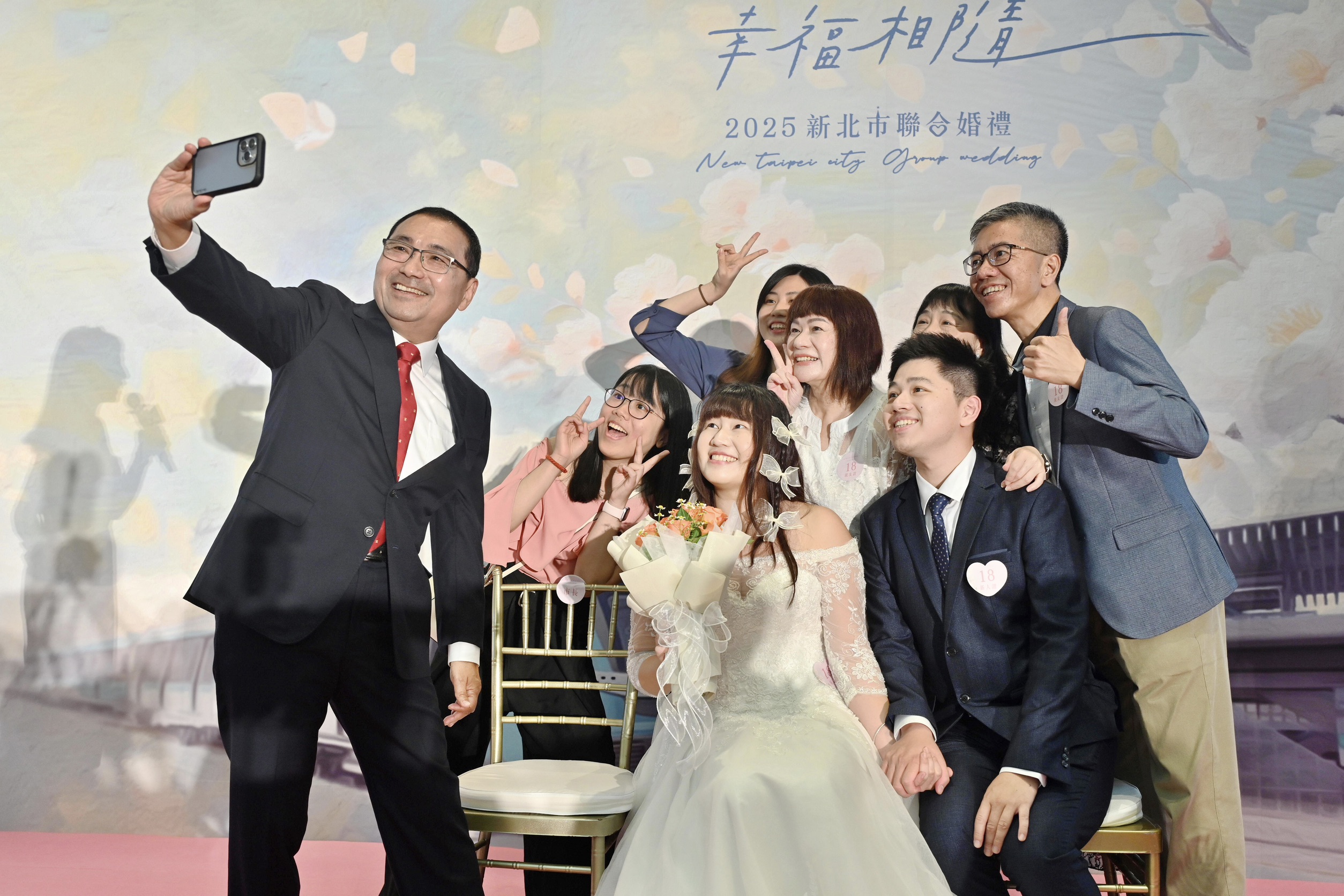 侯友宜特別祝福現場102對新人，若婚禮後一年內懷孕者，能獲得好禮，期盼明年此時能送出更多彌月禮盒。