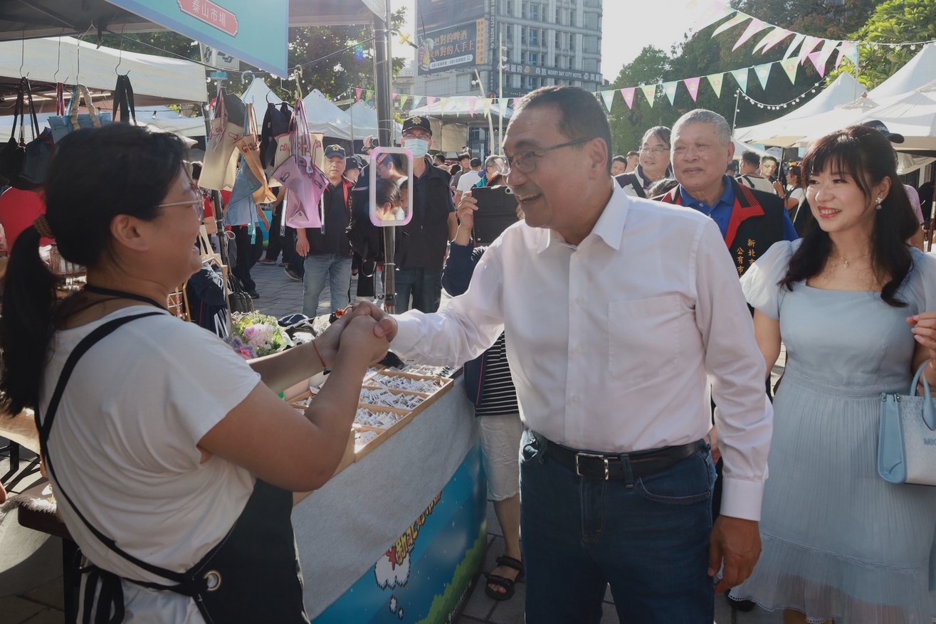 圖說：侯市長親自走訪現場攤位，與攤商親切互動，現場氣氛熱絡，展現新北市場的活力與人情味。