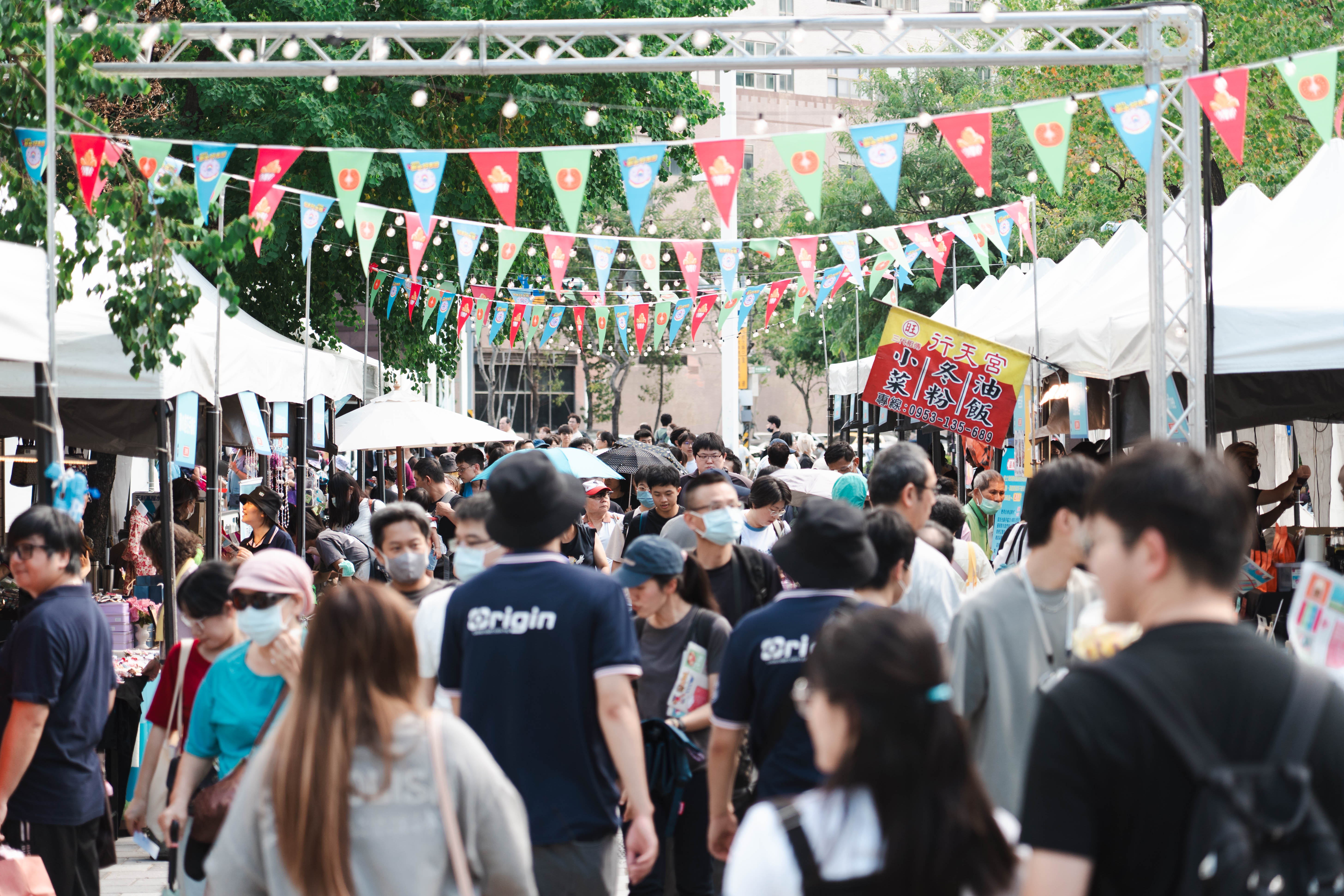 圖說：活動現場集結超過40家人氣攤商，吸引大批民眾駐足消費、闖關體驗，府中廣場洋溢熱鬧節慶氛圍。