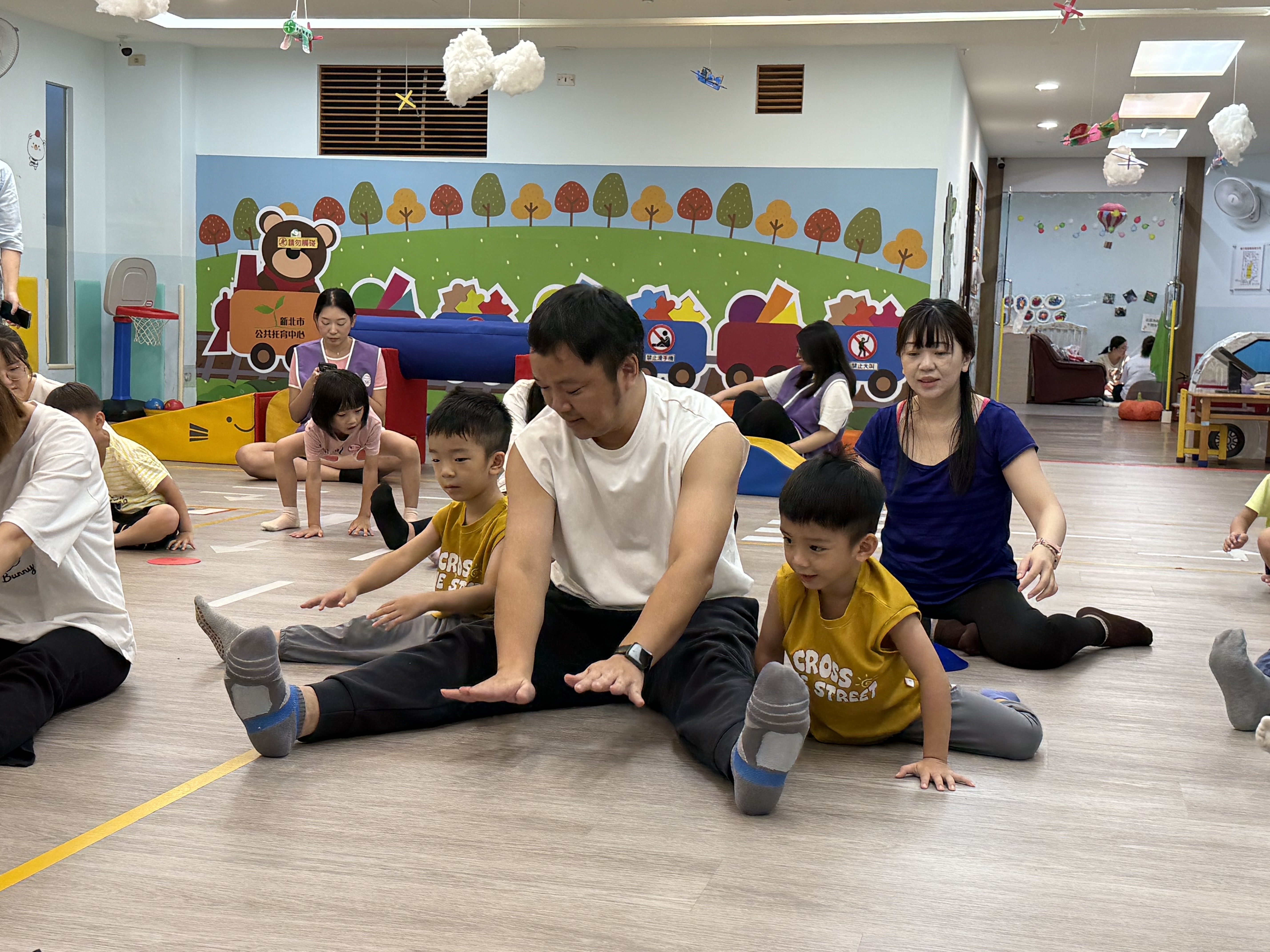 雍恩、雍軒雙胞胎和爸媽一起親子互動