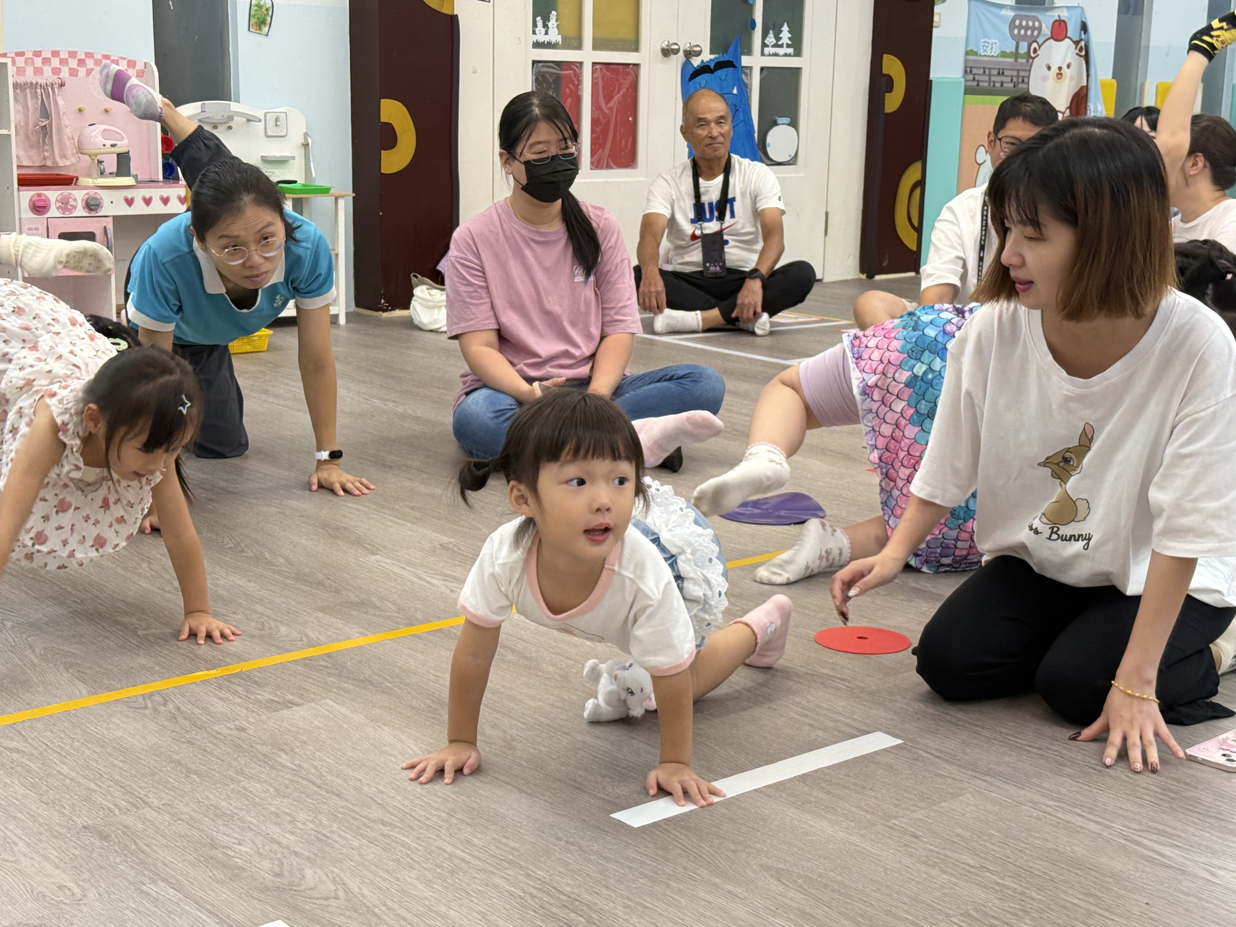  耘耘在活動中做出「小牛耕田」動作 讓媽媽（右）驚訝
