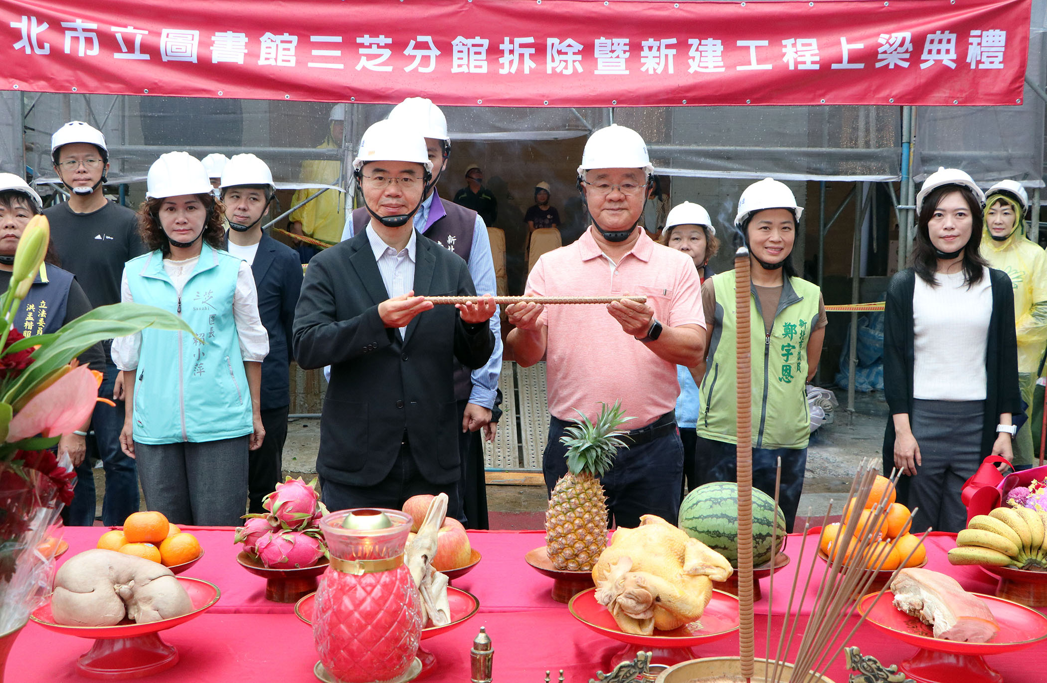 新北市立圖書館三芝分館重建工程於今(20)日舉行上梁儀式，象徵工程進度邁入新的里程碑，同時期許順利完工後，成為北海岸地區全齡友善的閱讀新據點