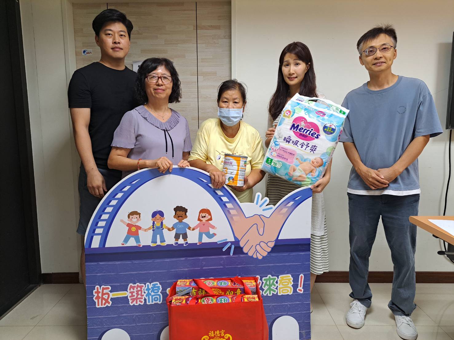  社會局副局長許秀能（左2）代表贈送奶粉、尿片給幼兒曾祖母 左1為「隱慈善會」理事長陳書玄 右1、2為板橋第一社福中心督導陳慶家和主責社工姜延蓉
