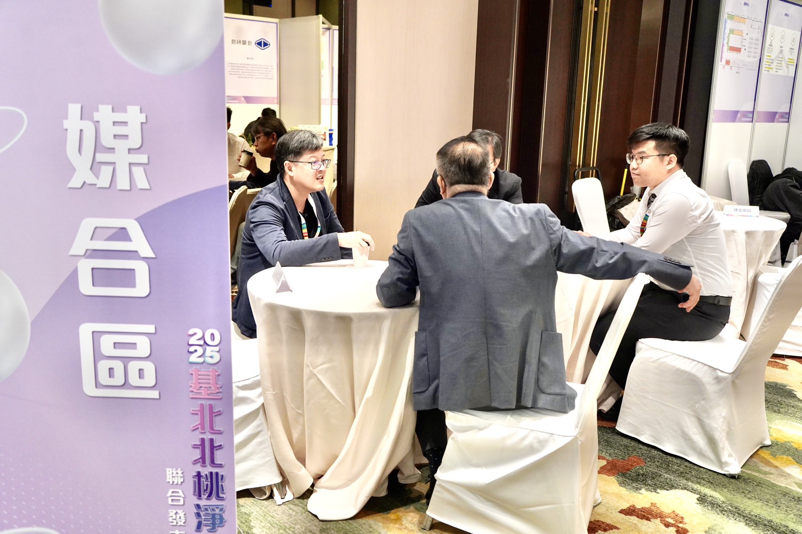 現場同步舉辦「節能媒合會」與「基北北桃聯合碳健檢專區」，媒合會集結創能、儲能、節能及智能等近30家優質廠商，提供企業一站式技術交流與媒合平台