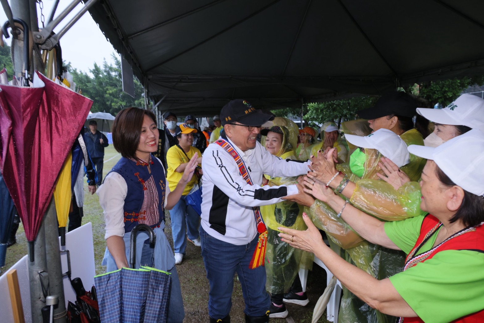 ▲市長侯友宜與原民長者互動。(圖/新北市政府原民局提供)