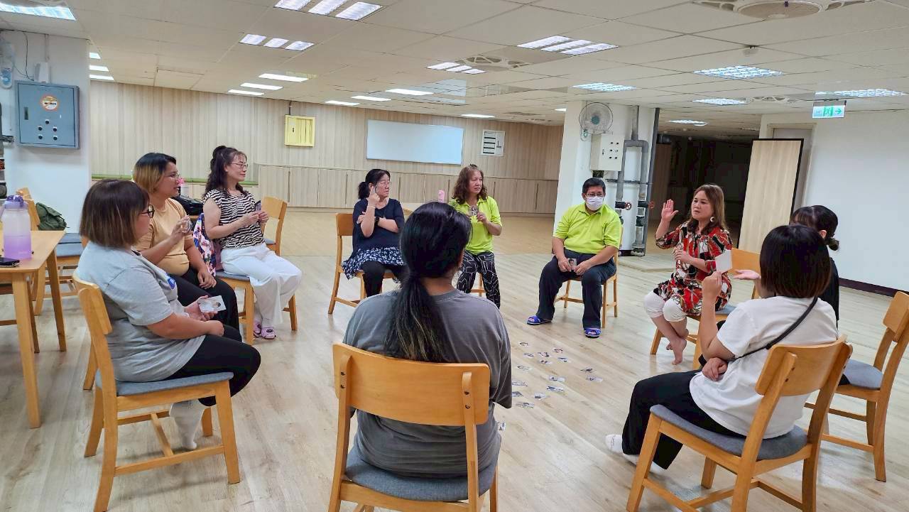 ▲照服員參與音樂團體療育課程。(圖/新北市政府原民局提供)