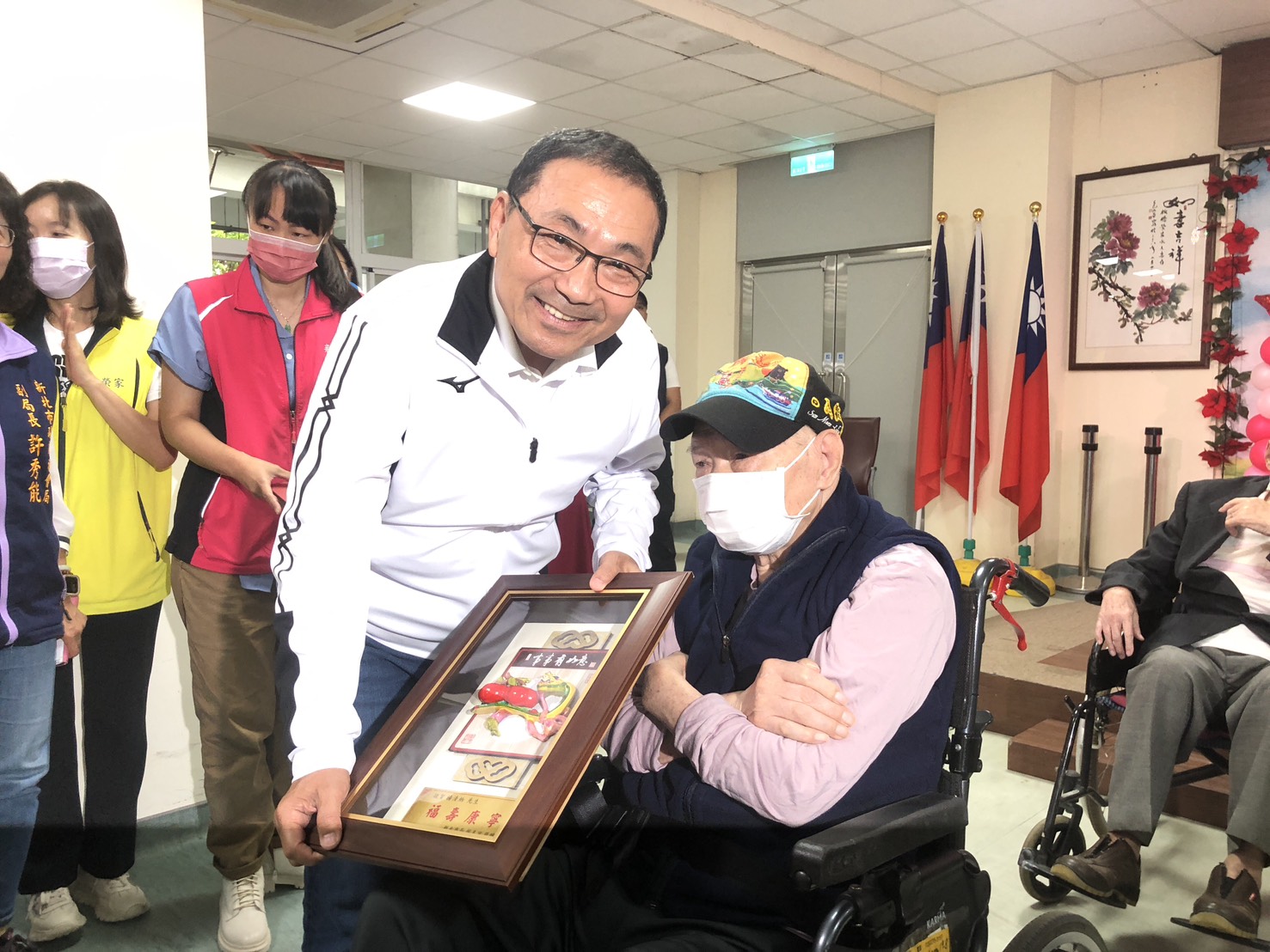 1.市長致贈99歲新北敬老獎牌