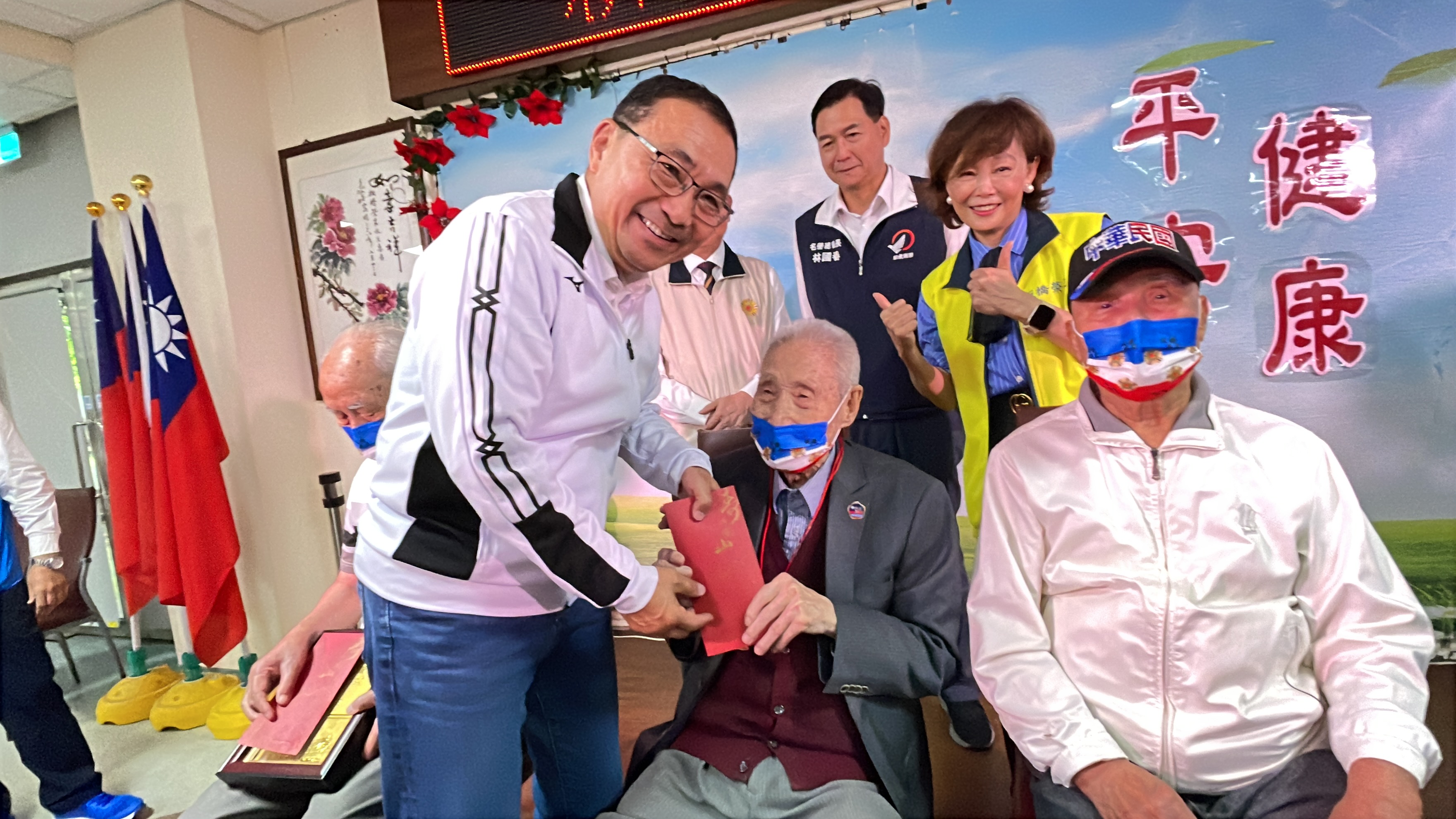 2.市長致贈102歲人瑞敬老禮金