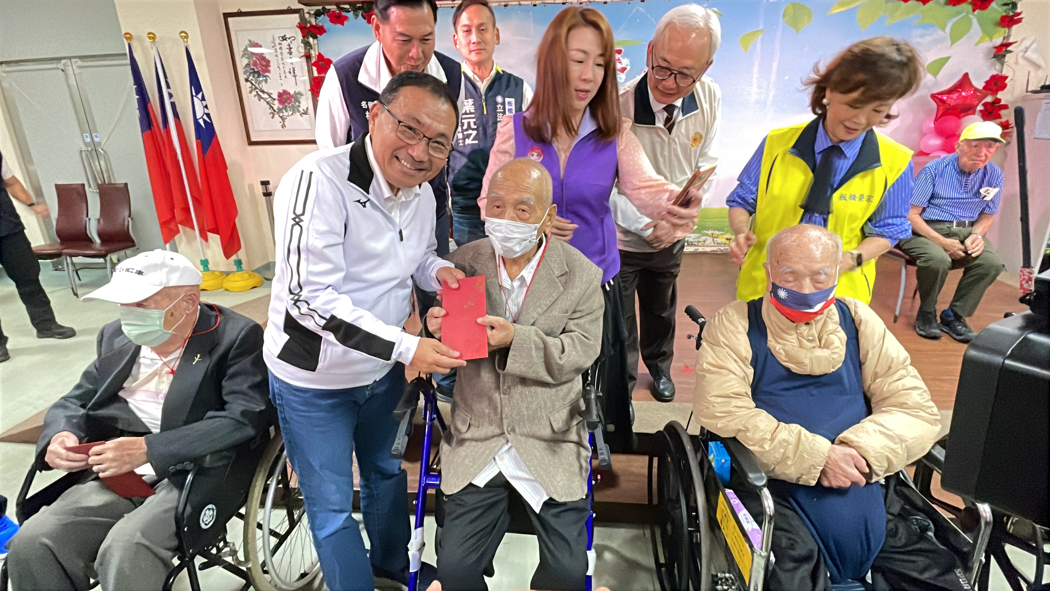3.市長致贈110歲人瑞敬老禮金