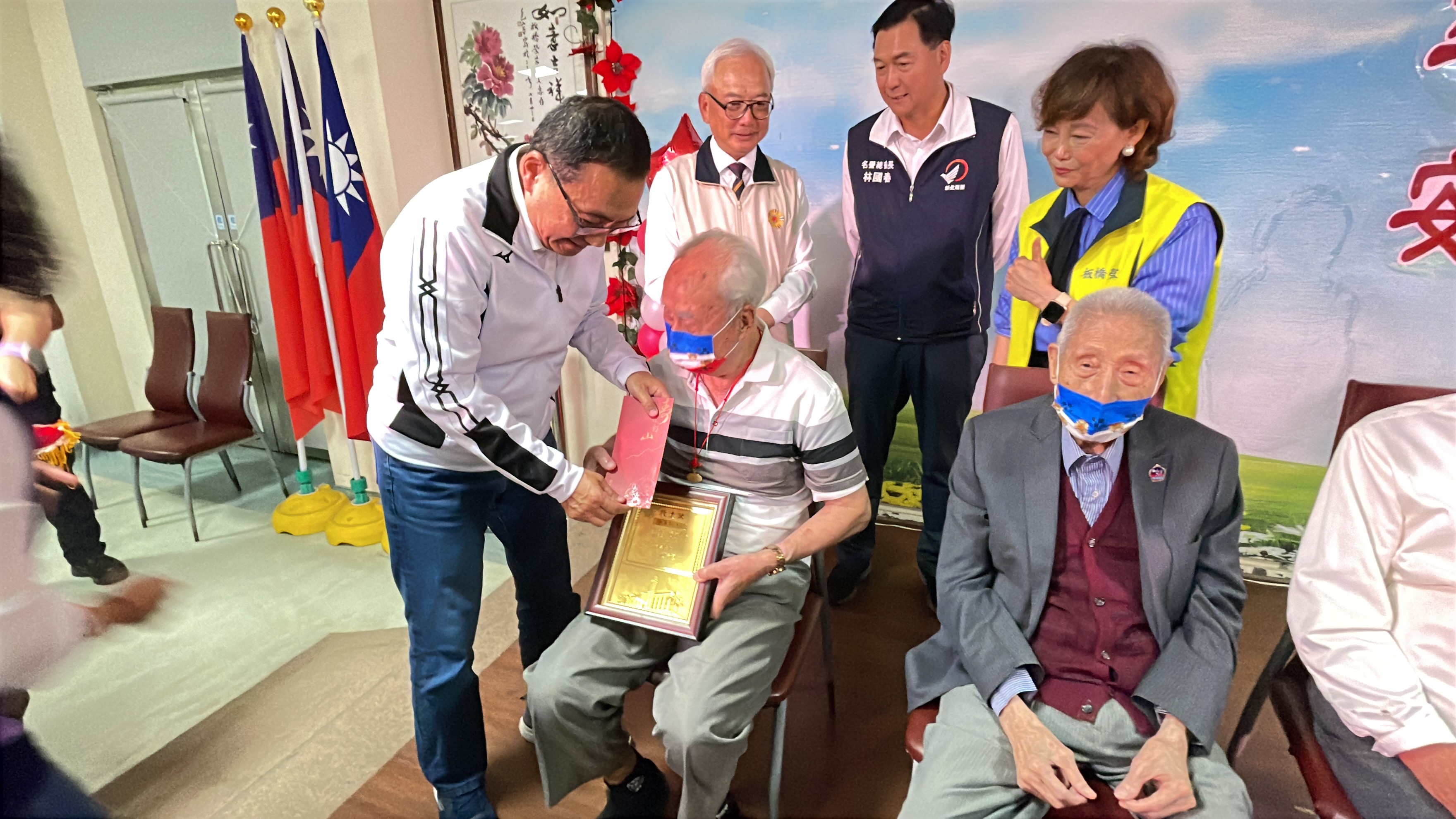 4.市長致贈百歲人瑞總統府敬老狀及禮金