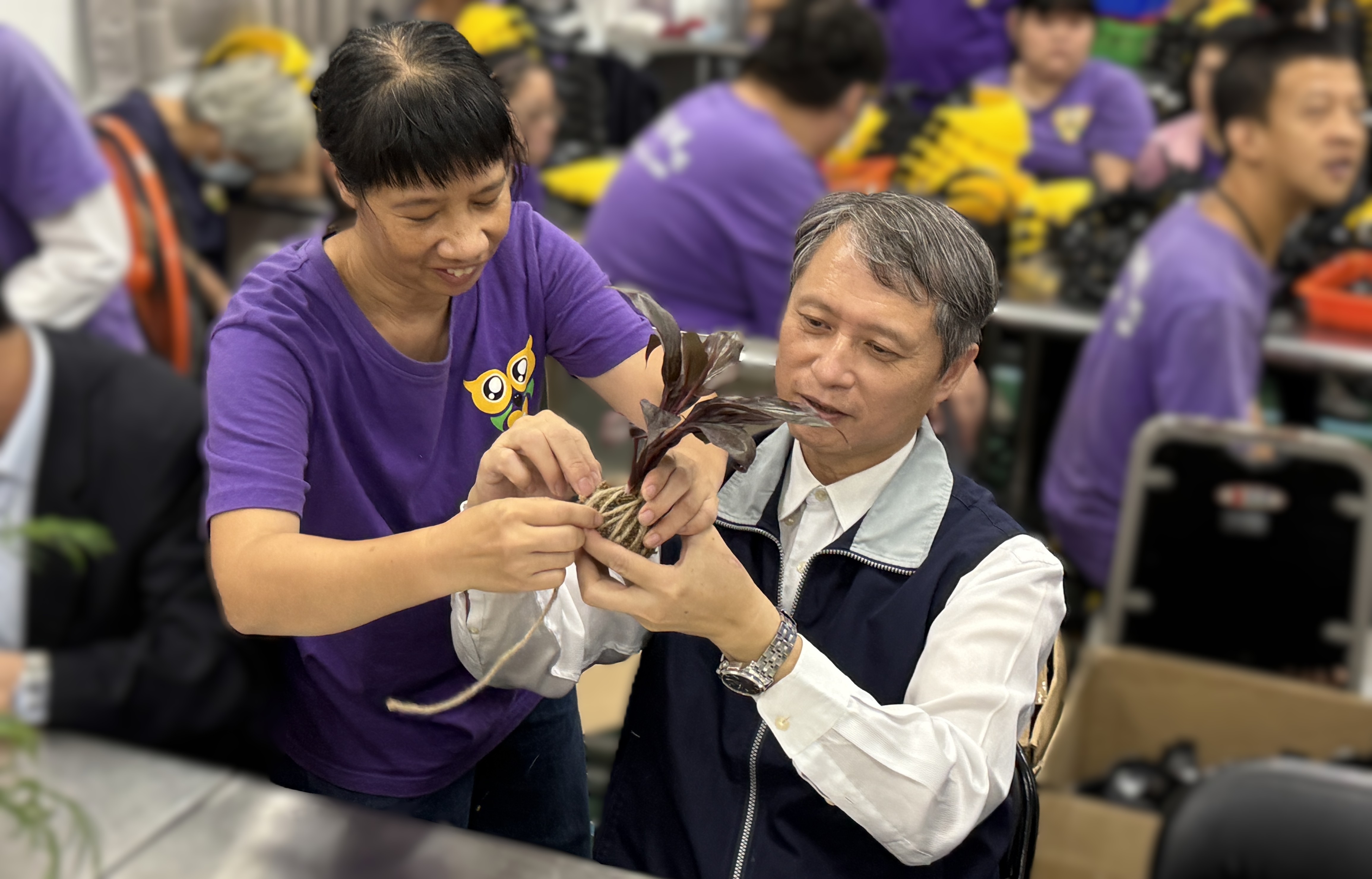 .庇護員工教導陳局長體驗綠植水苔球製作過程