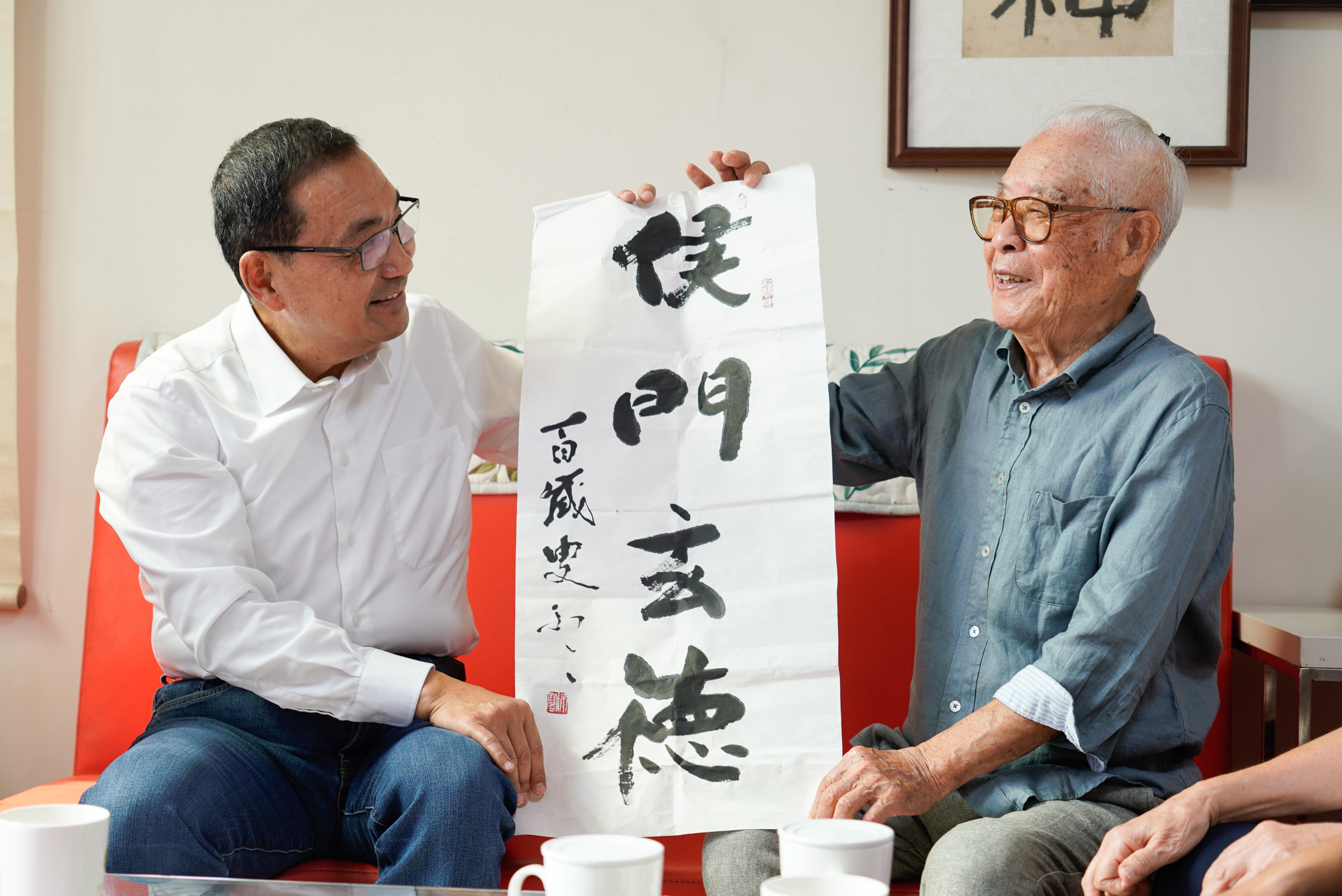 沈軏每天靜心練字，家中遍布書法作品，他為侯友宜市長親筆書寫「侯門玄德」四字，表達祝福