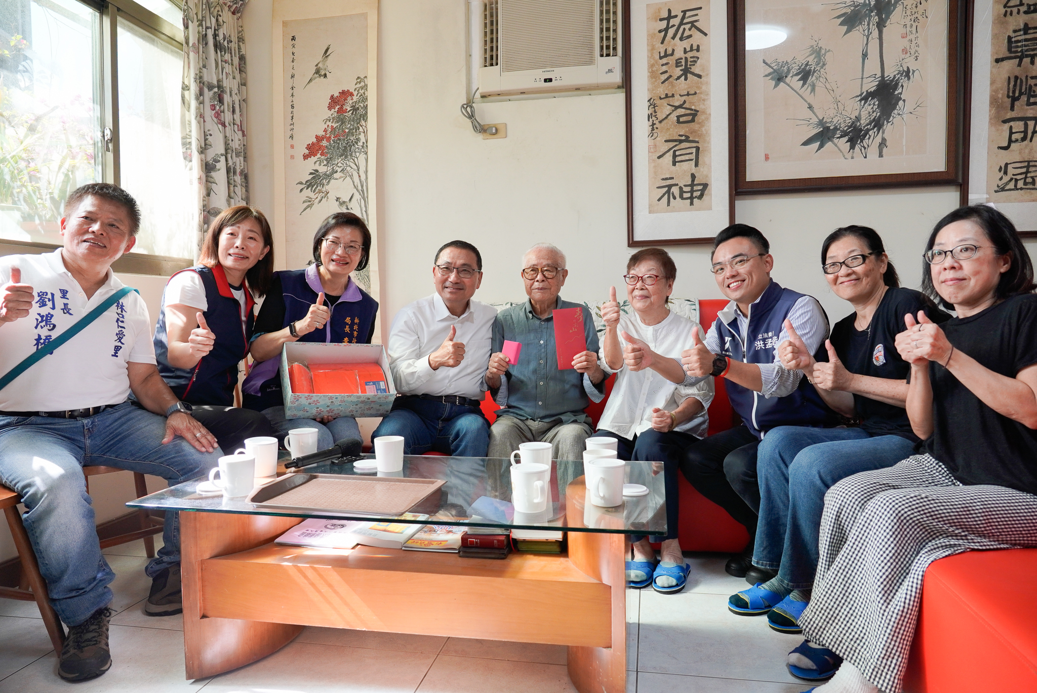 重陽節前夕，侯友宜市長偕立法委員洪孟楷、社會局長李美珍(左3)及林口區長鄭淑敏(左2)等人前往探視沈軏夫婦一家，送上金鎖片與祝福禮