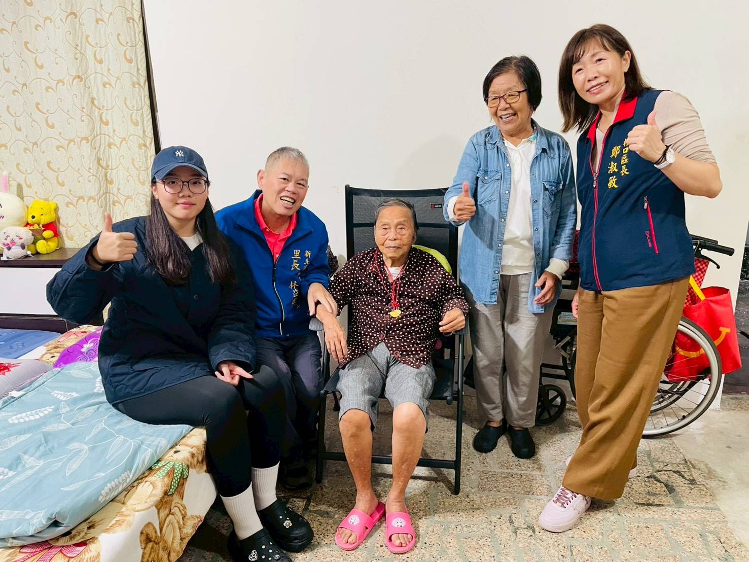 01.鄭淑敏區長於重陽節前夕與里長親訪及問候長輩